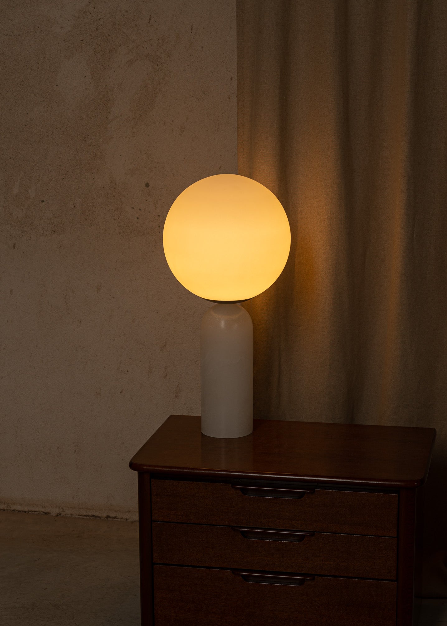 Stolní lampa ATLAS bílý alabastr