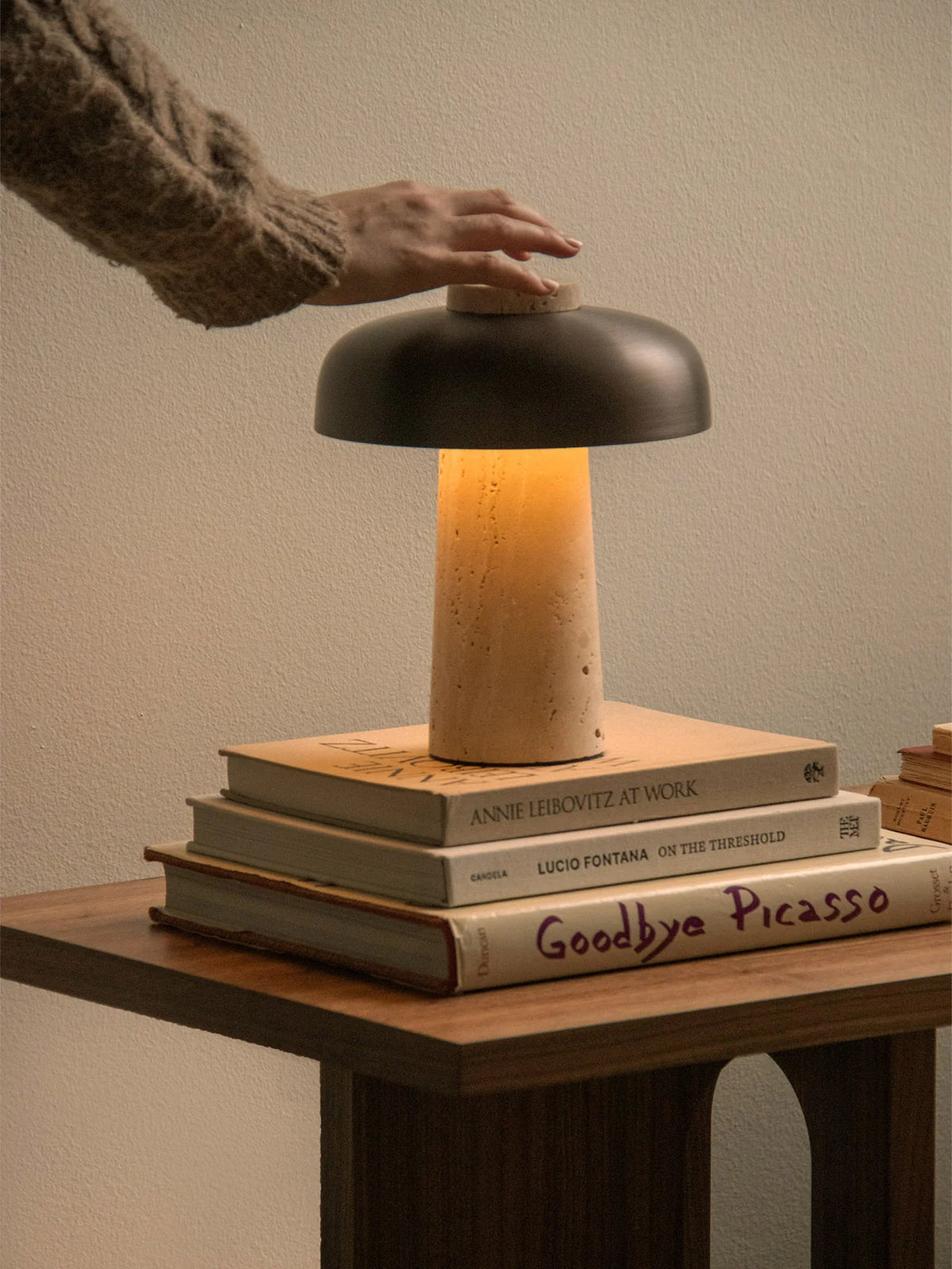 Lampa przenośna REVERSE brązowy klosz z kamienną podstawą – trawertyn