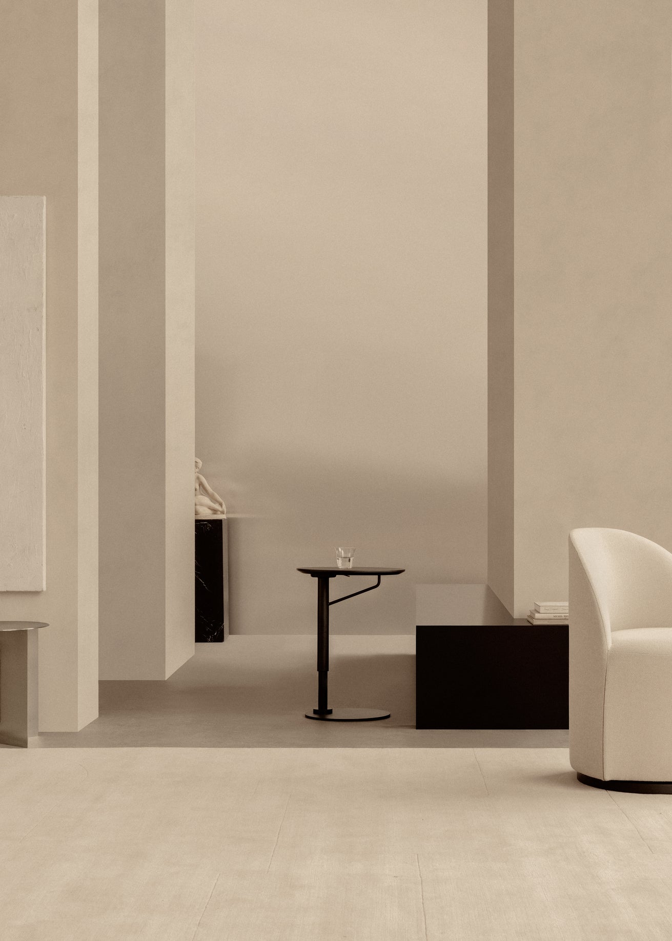 Regulovatelný boční stolek BRANCH z tmavého dubového dřeva s černým podstavcem