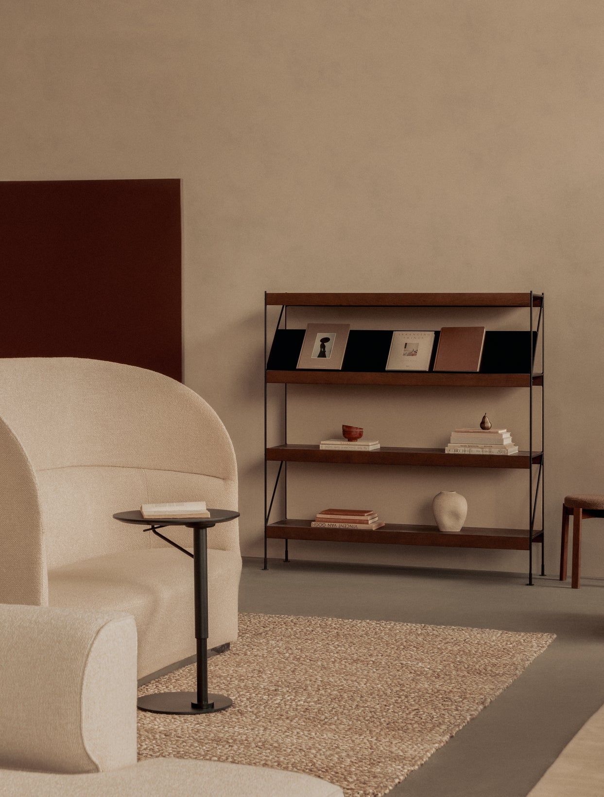 Regulovatelný boční stolek BRANCH z tmavého dubového dřeva s černým podstavcem