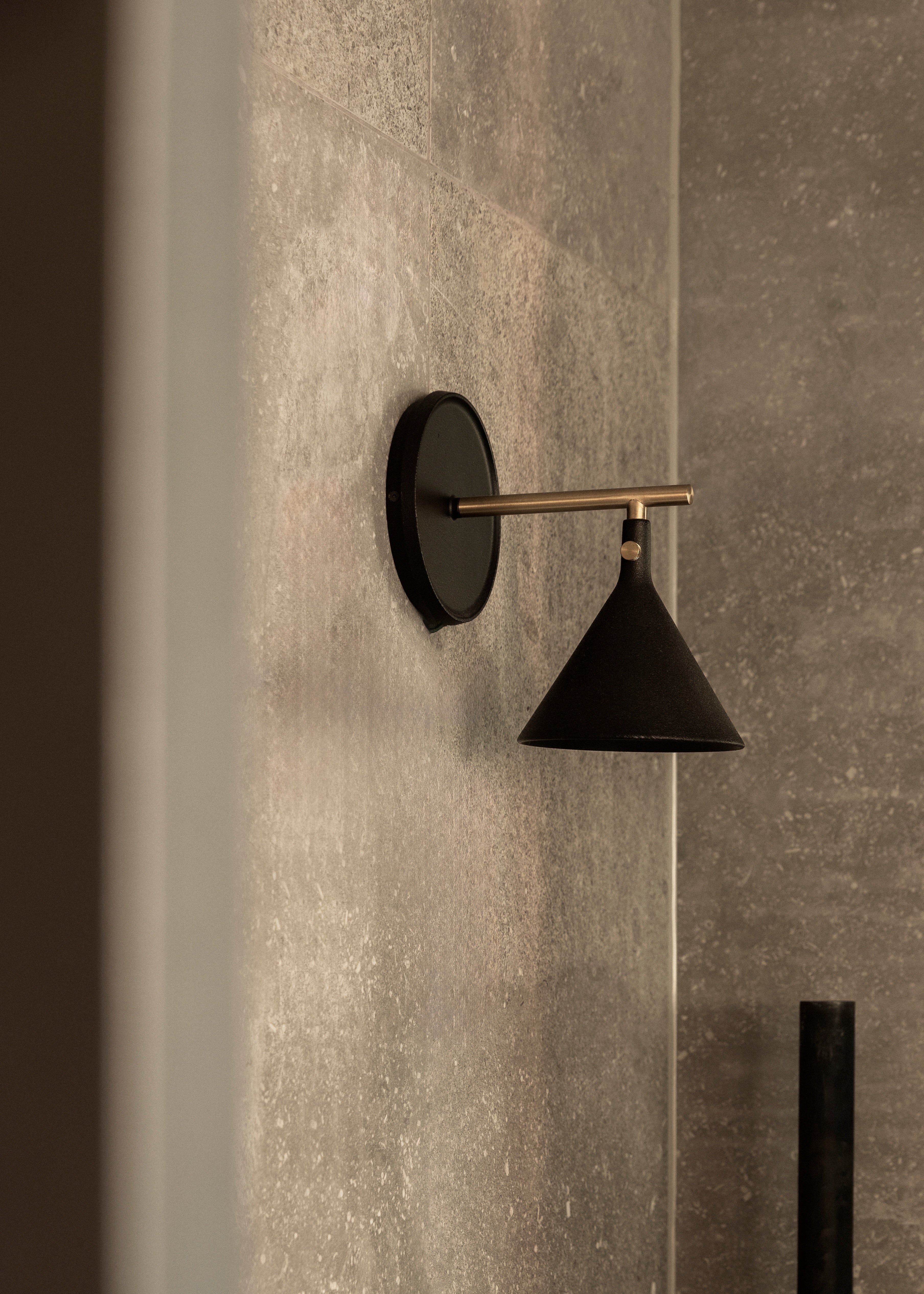 CAST SCOUNCE black wall lamp