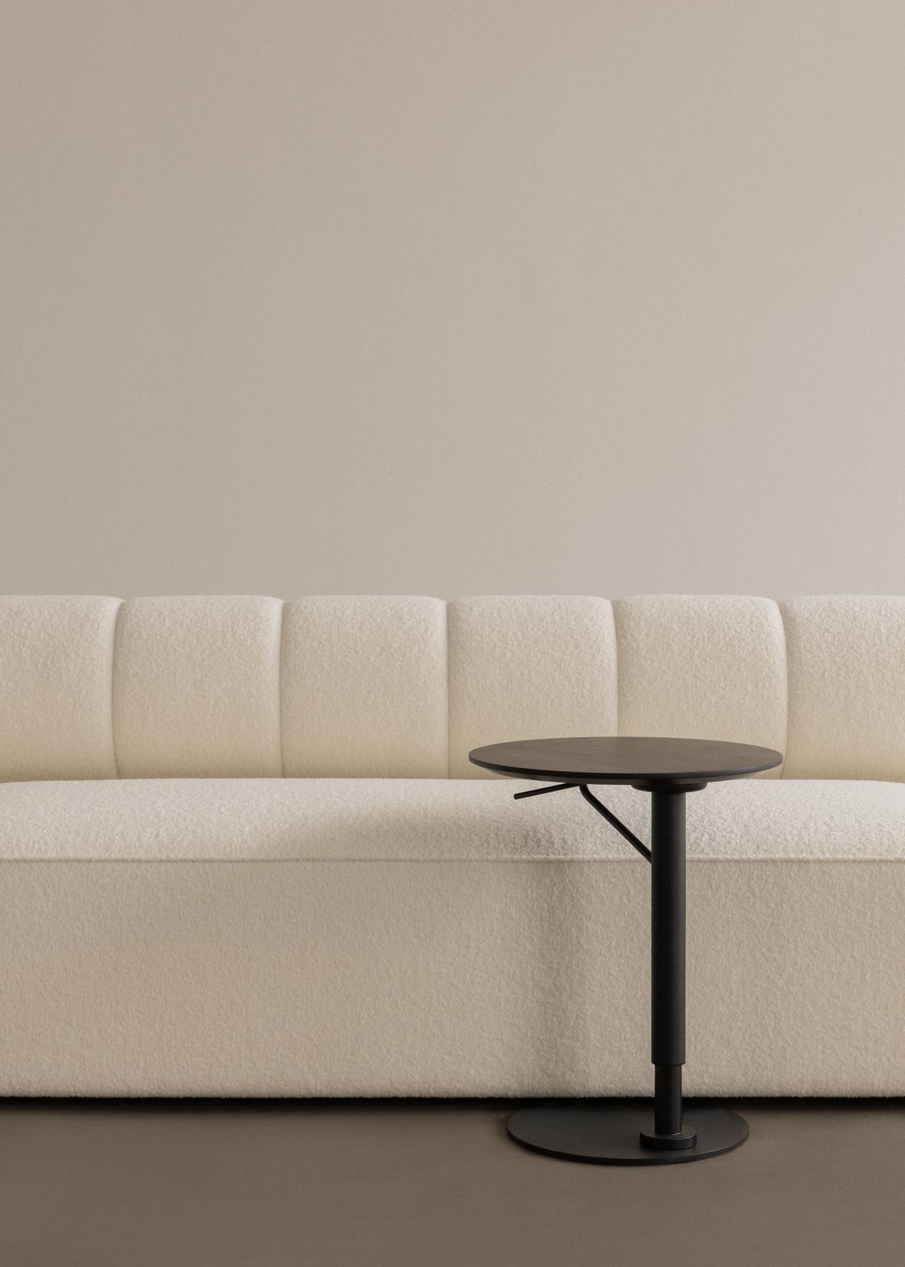 Regulovatelný boční stolek BRANCH z tmavého dubového dřeva s černým podstavcem