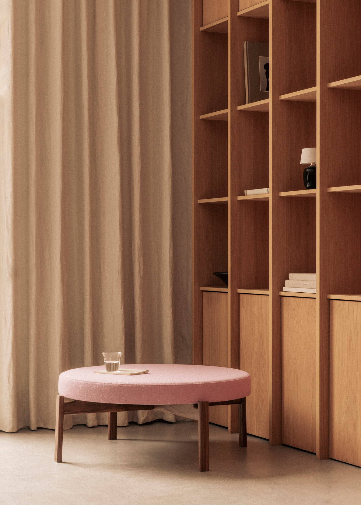 PASSAGE pink pouf with walnut base