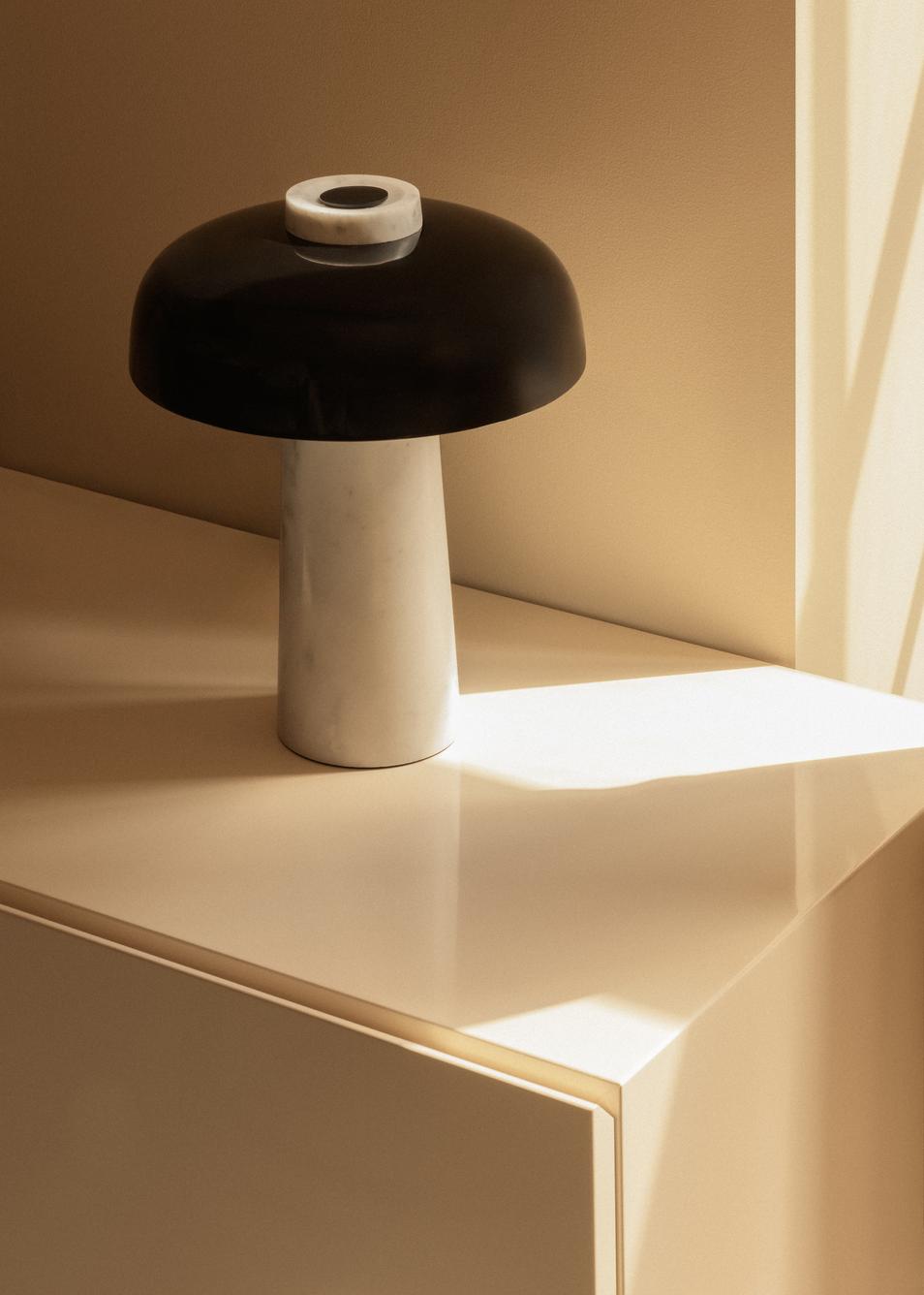 Stolní lampa REVERSE černý stínidlo s mramorovým podstavcem