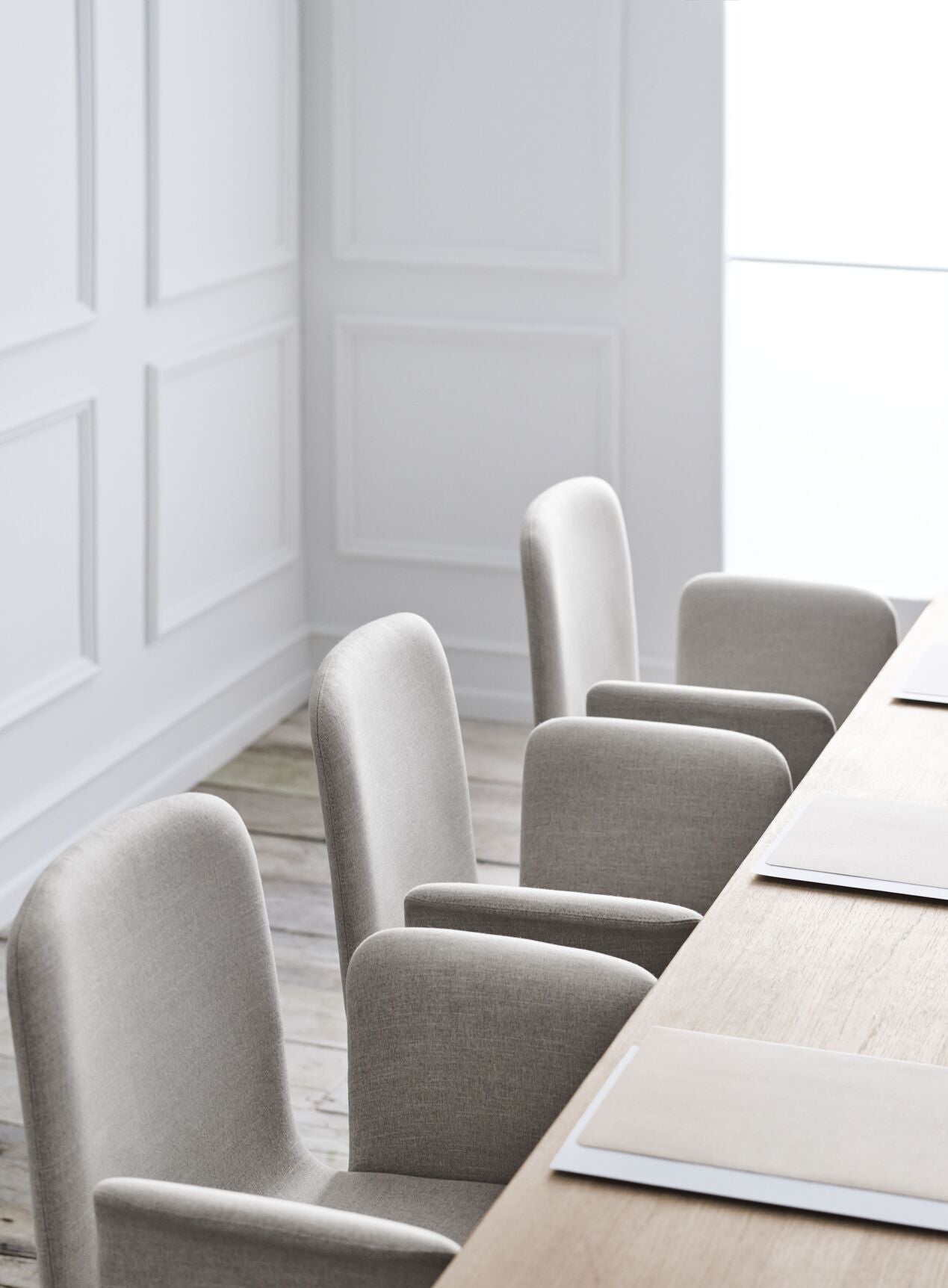 Armchair with palm armrests upholstered with an oak base