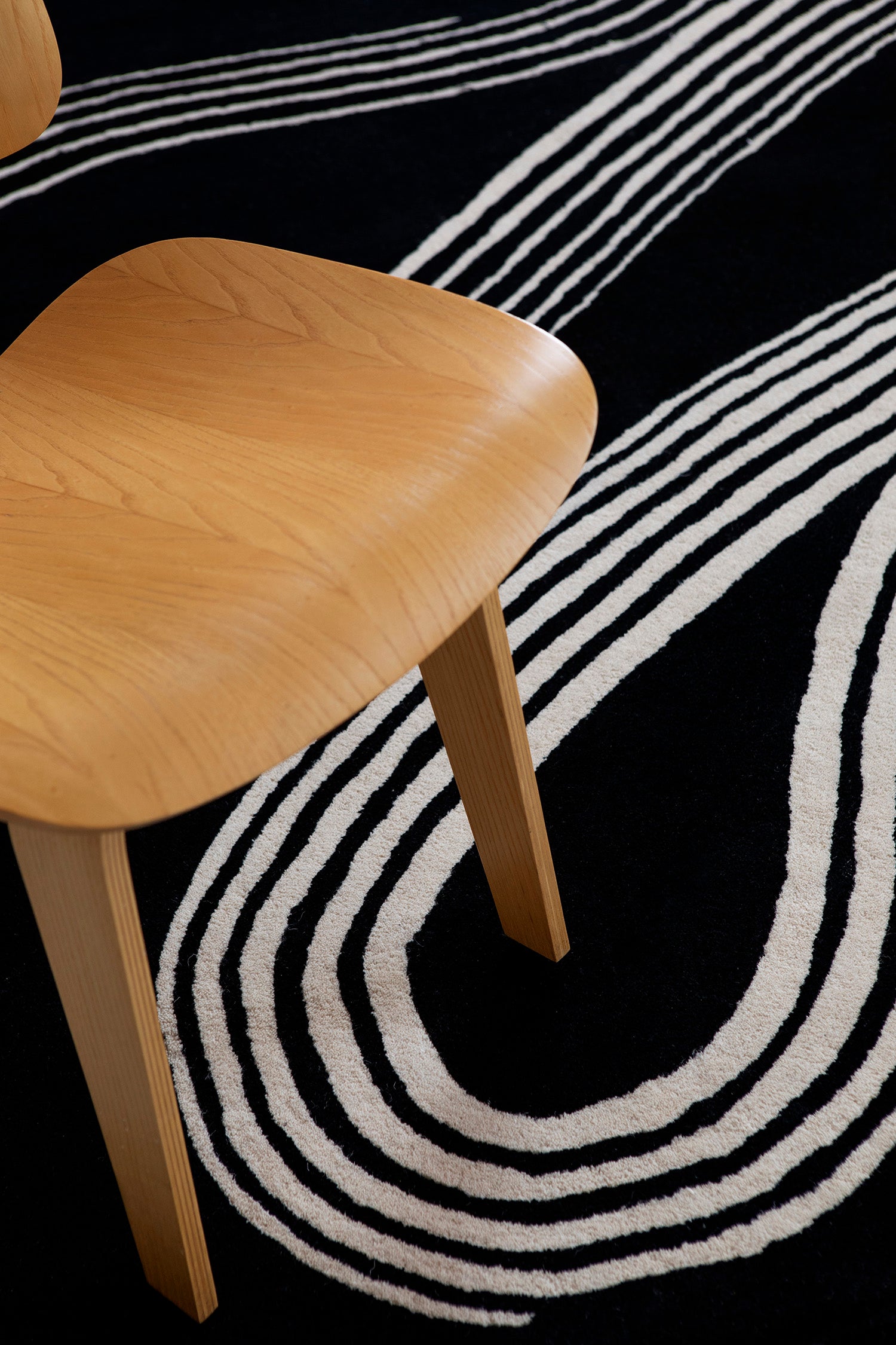 Koberec DECOR FLOW černý s béžovým vzorem