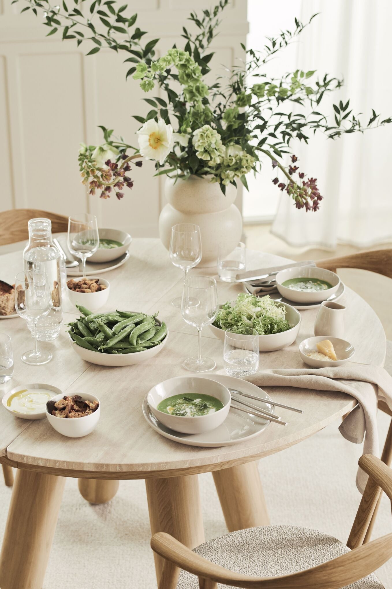 Kulatý stůl BALANCE mramor s tmavým dubovým dřevem