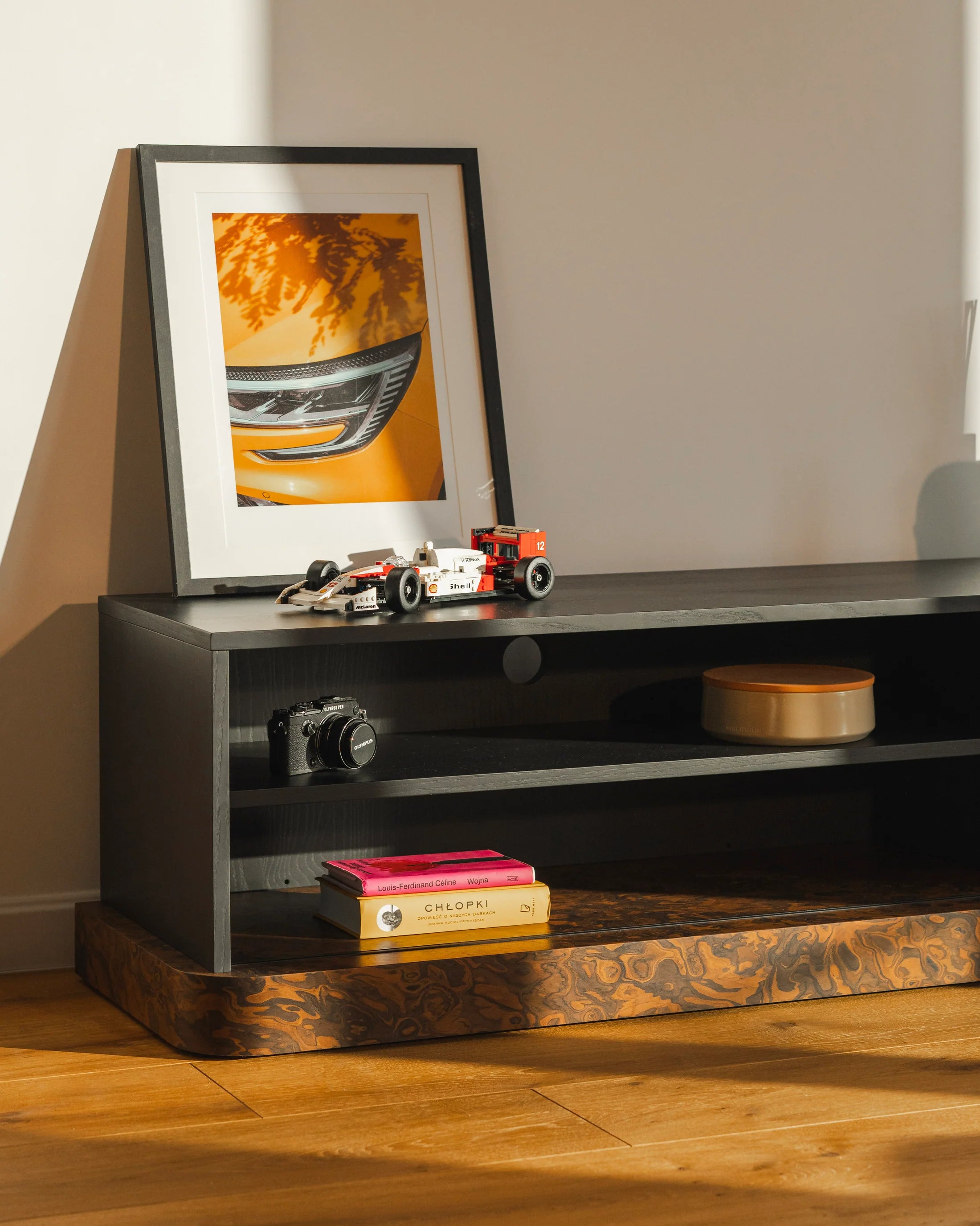 Televizní stolek BAS California Burl a černá krucená