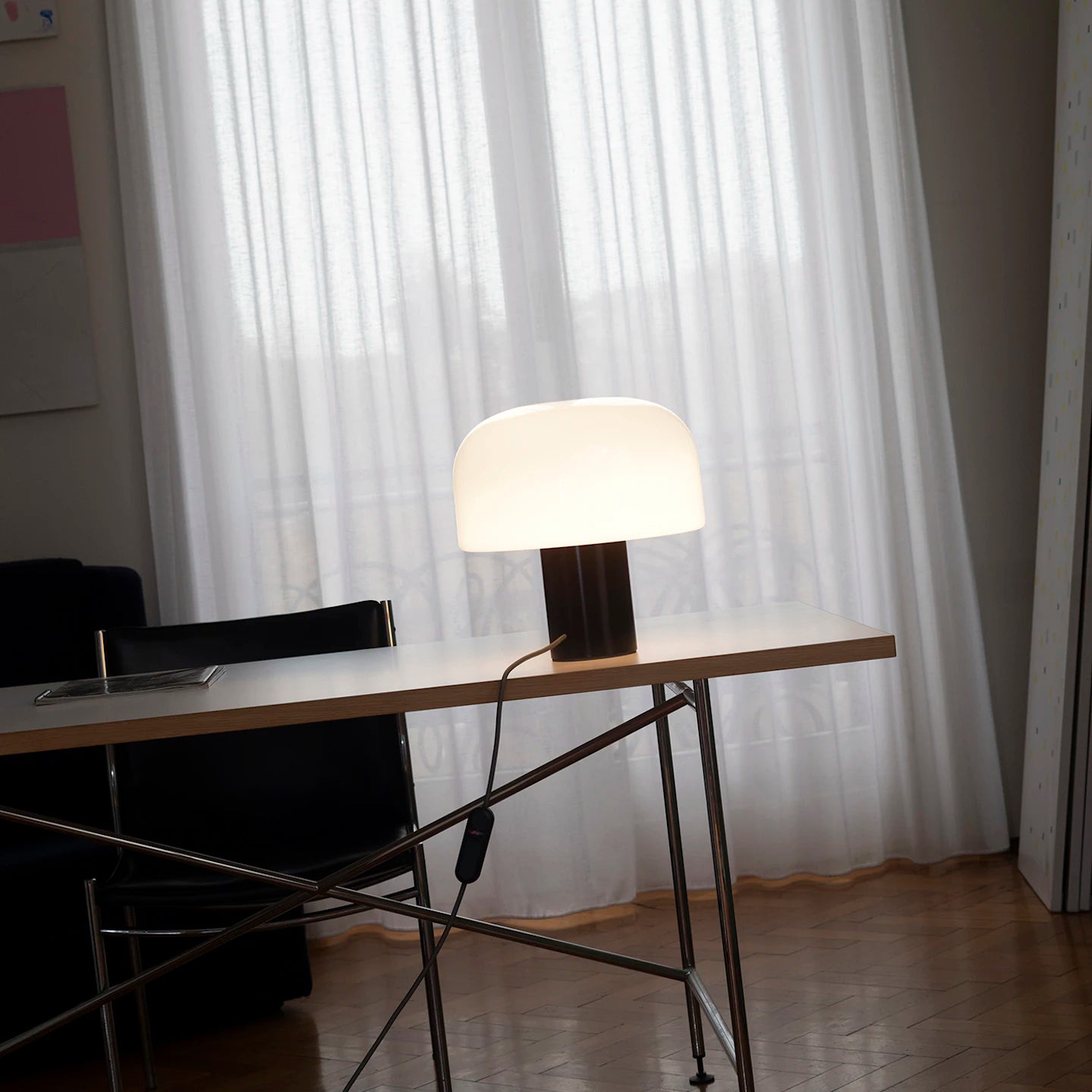Stolní lampa BELLHOP T hnědá