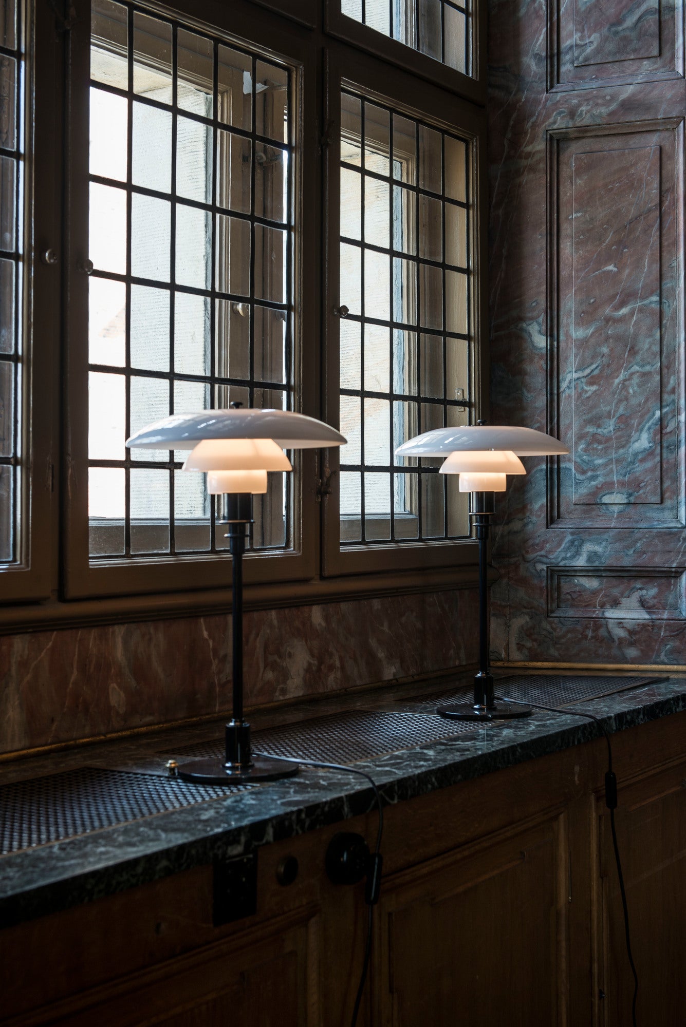 Stolní lampa PH 3/2 bílá s černým podstavcem
