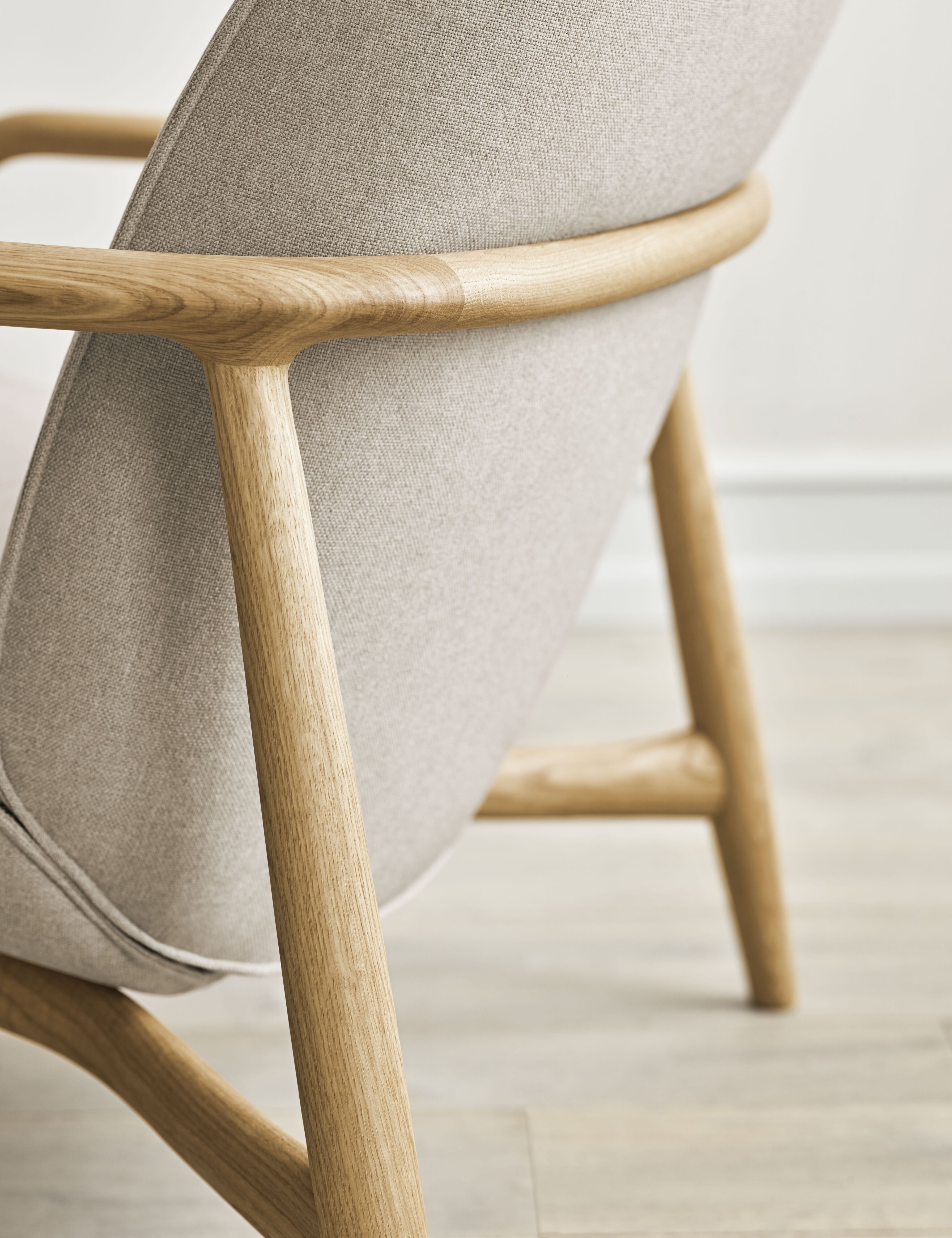 Křeslo BOWIE na dubovém podstavci