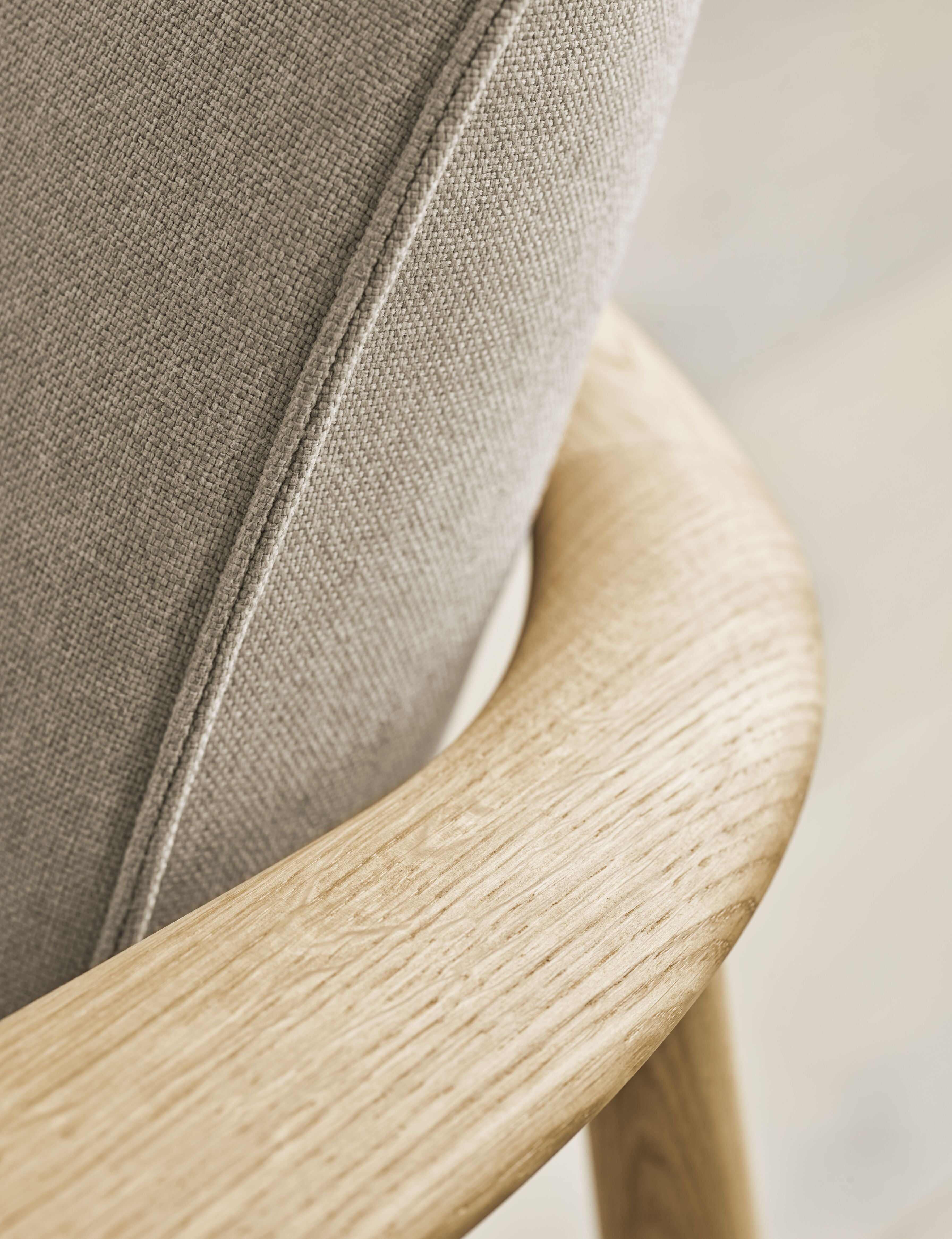 Pohovka čalouněná BOWIE s podstavou z tmavého dubového dřeva