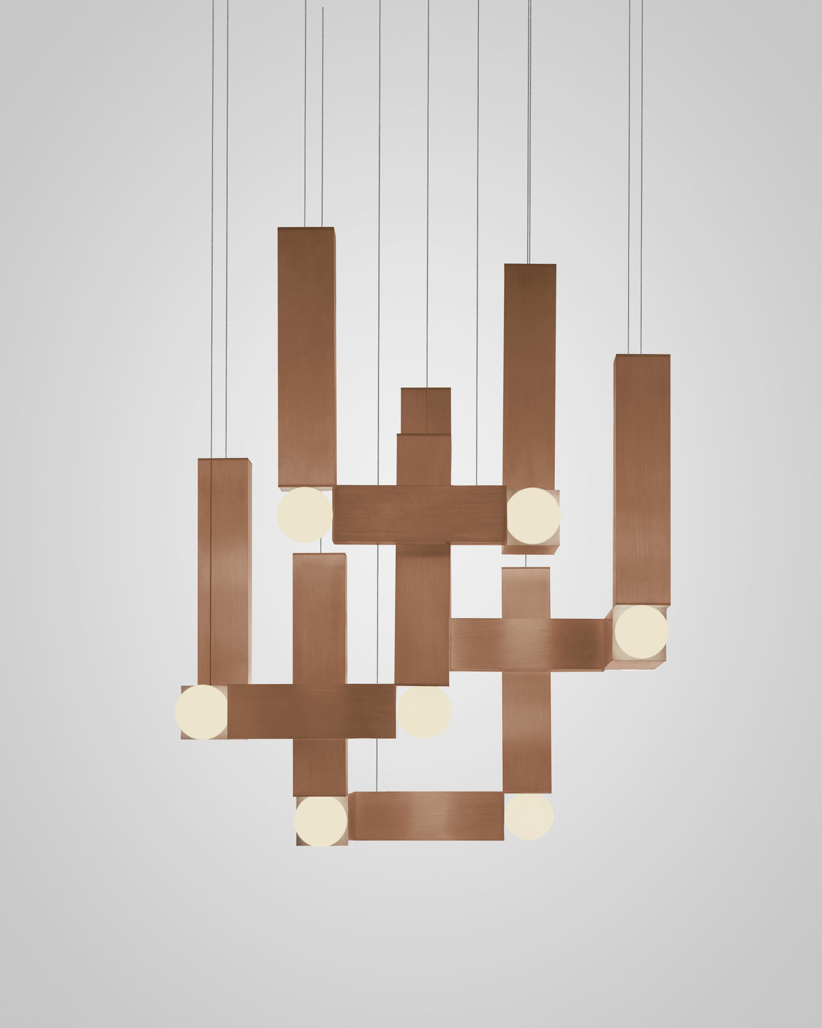 Lampa visící VESPER QUATTRO s opálovým stínidlem a hnědým povrchem.