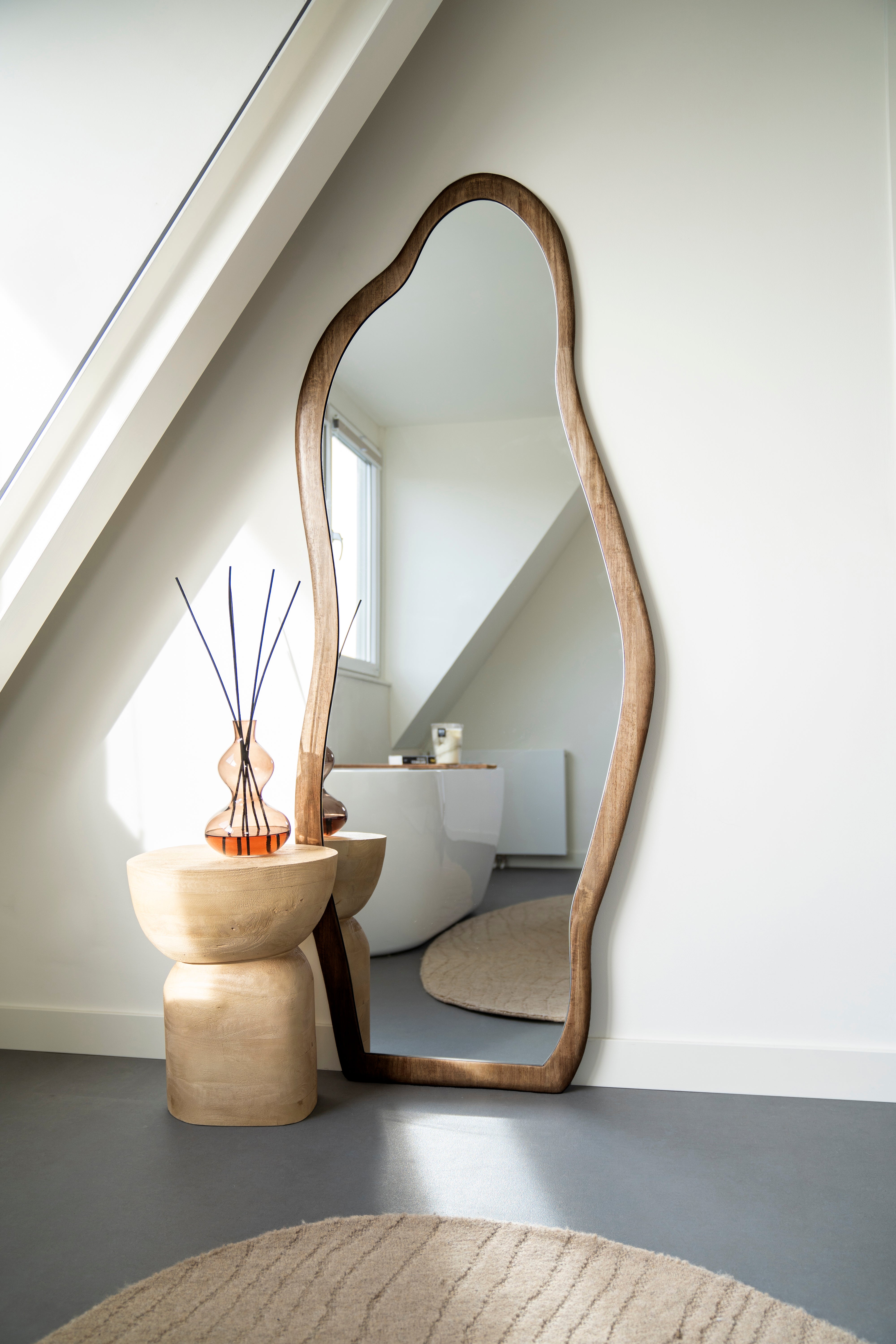 Podlahová lampa LABAN z kaučukového dřeva