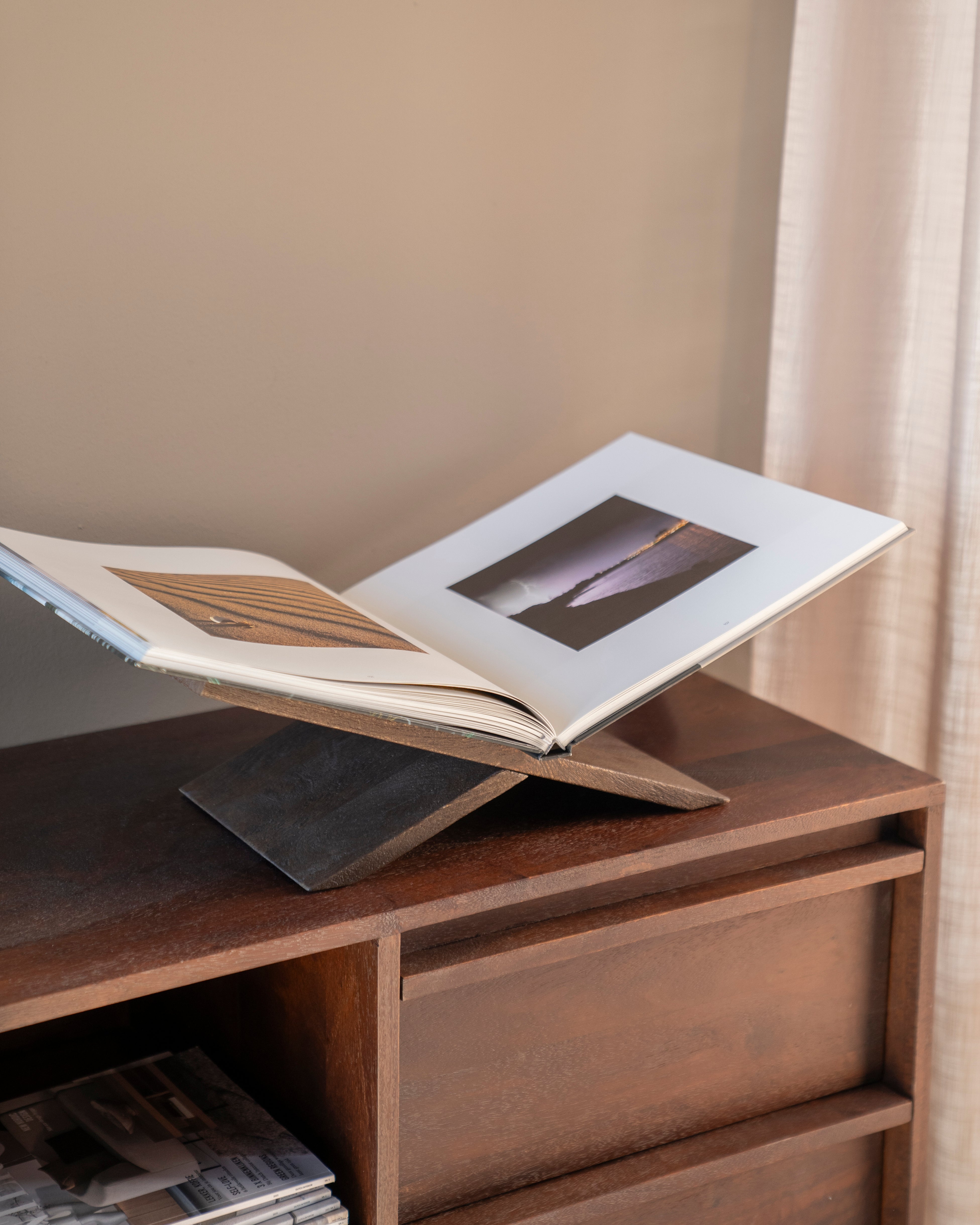 Stojan na knihu TEE mango dřevo