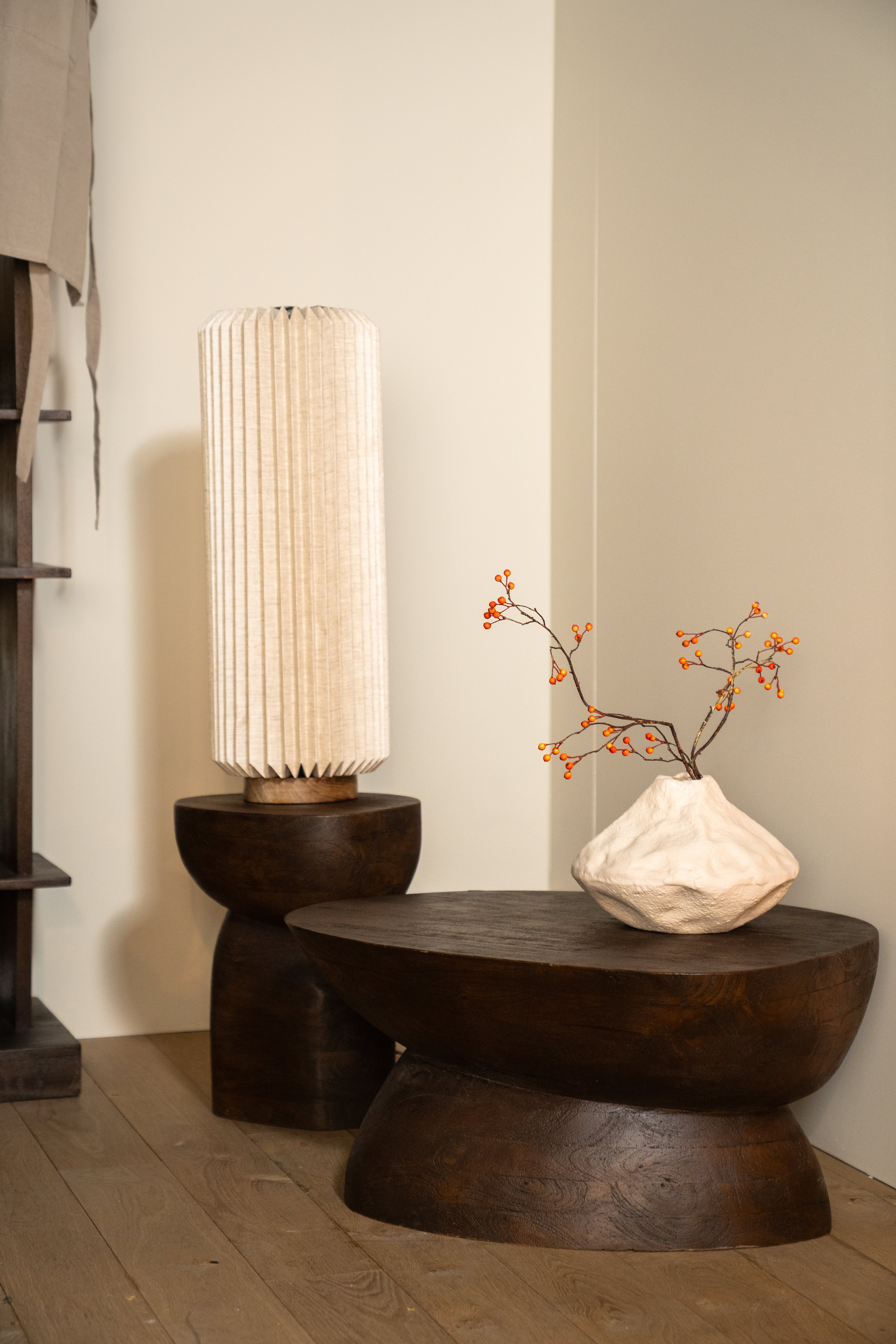 Stolní lampa ZUKI papír a len s dřevěným podstavcem