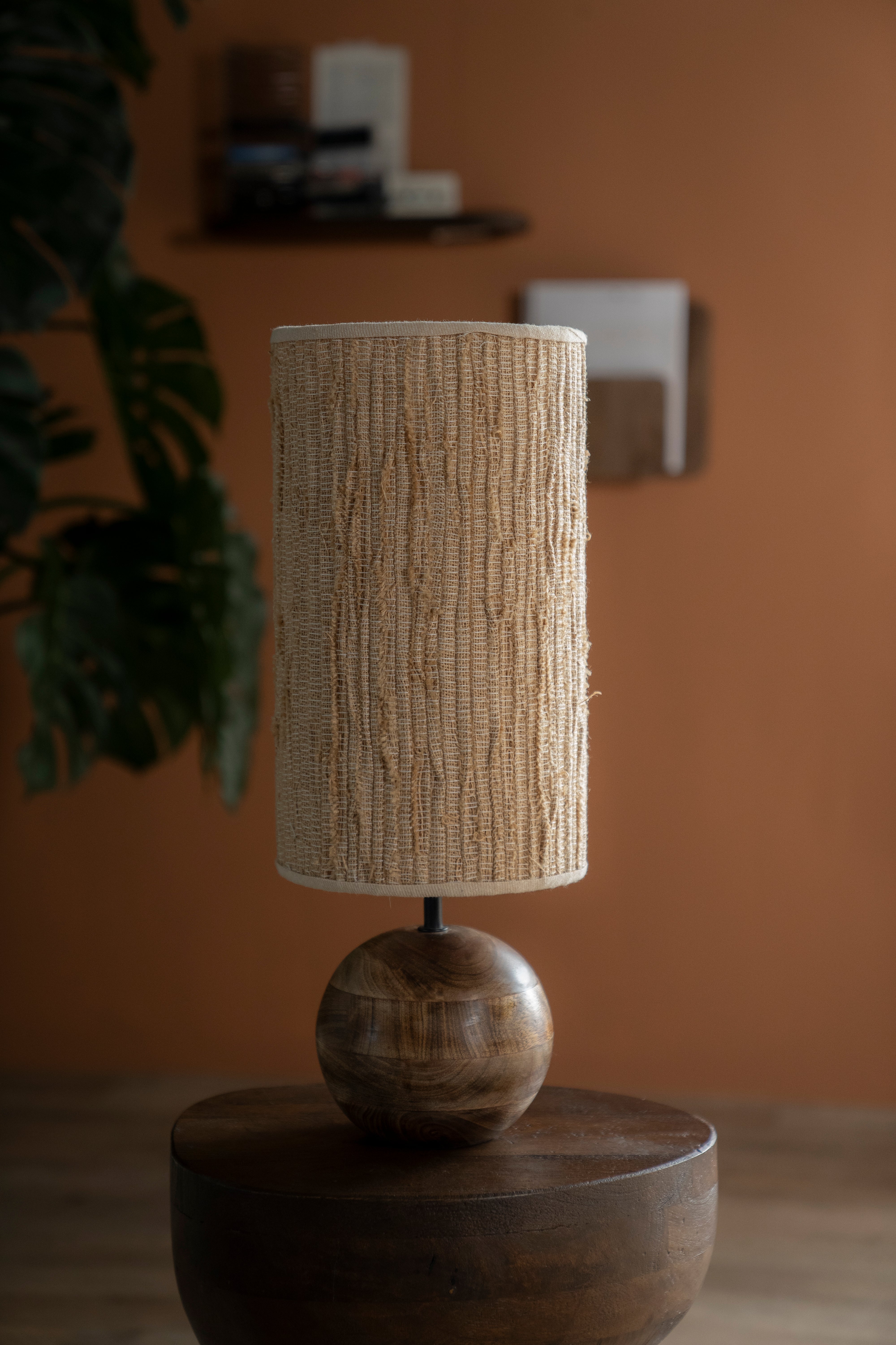 Stolní lampa GADJA juta s dřevěným podstavcem