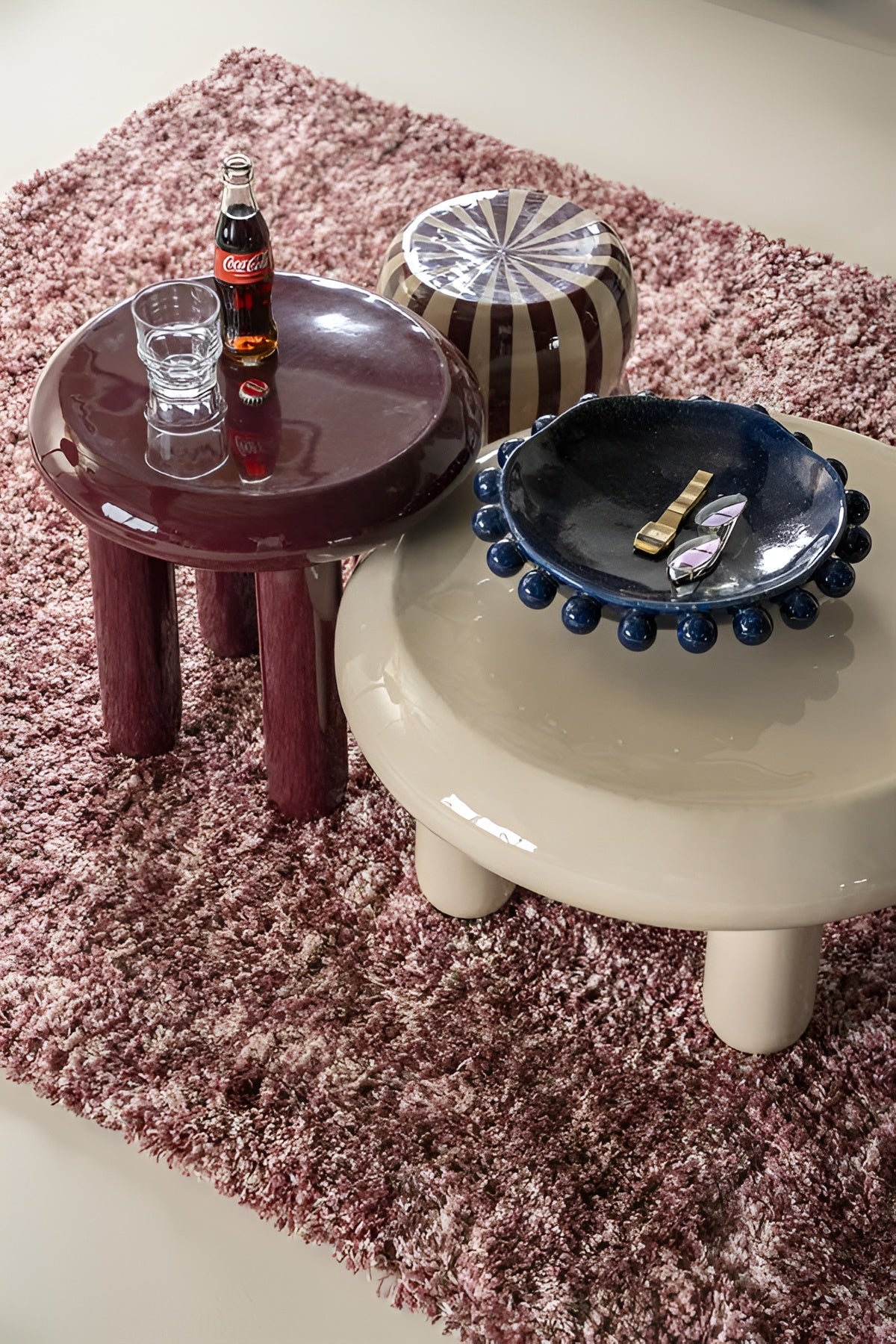 Kremový boční stolek BALLOON