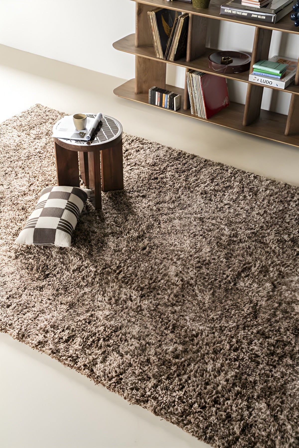 Boční stolek TILED UP z tmavě hnědého mangového dřeva