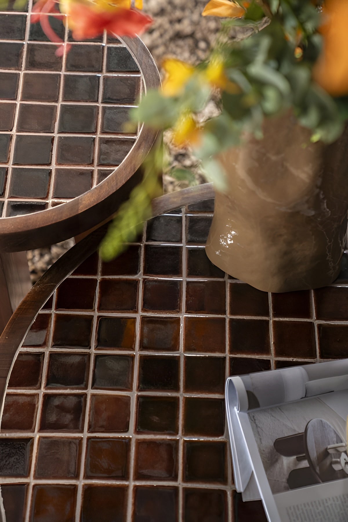 Boční stolek TILED UP z tmavě hnědého mangového dřeva