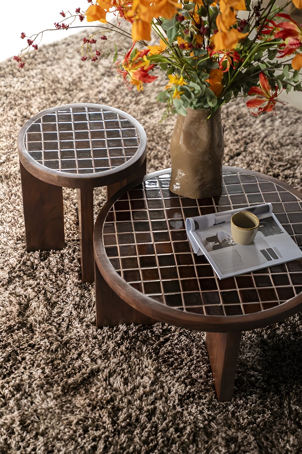 Boční stolek TILED UP z tmavě hnědého mangového dřeva