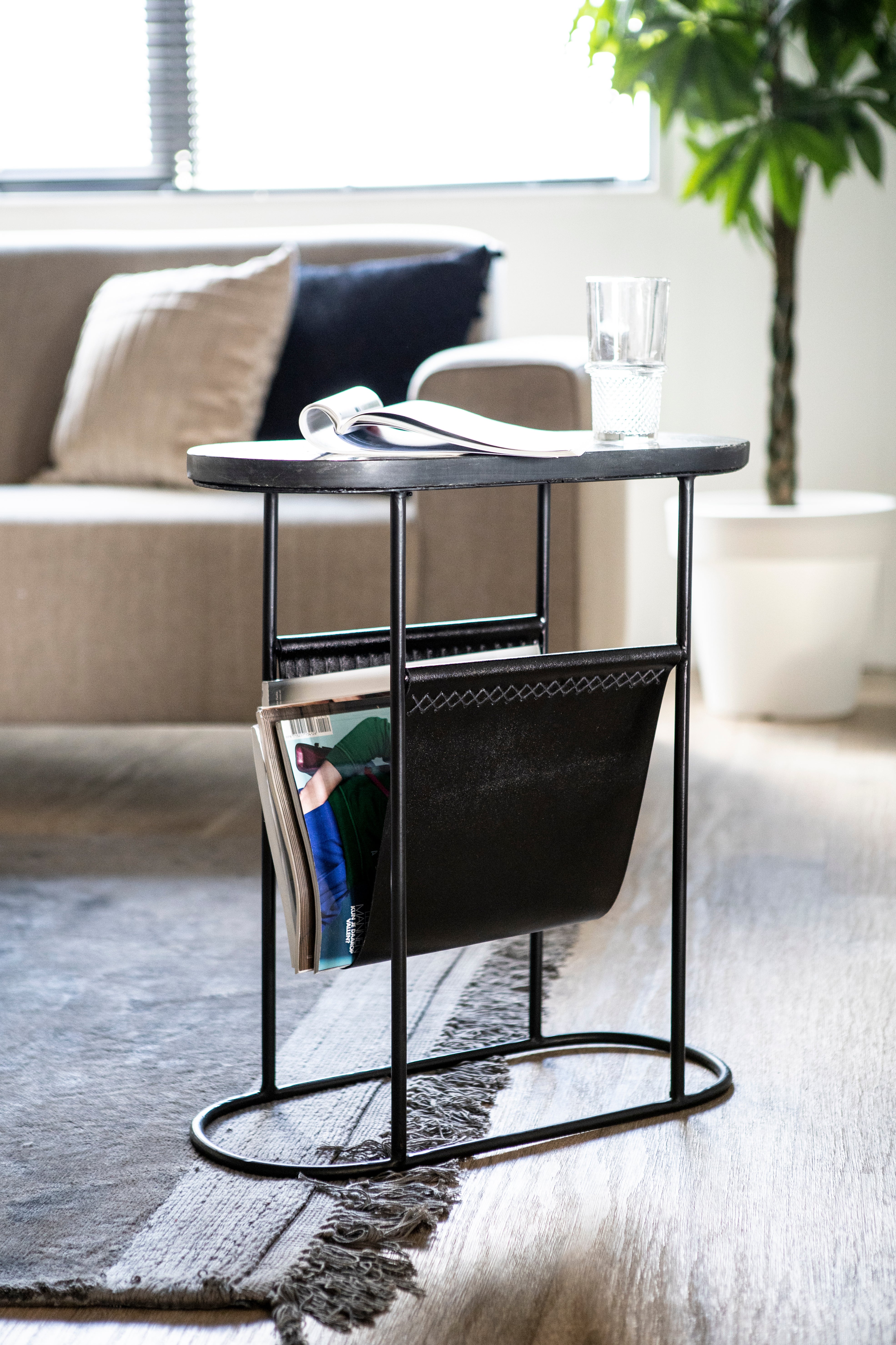 Pomocný stolek DAILY černá kůže s mramorovou deskou