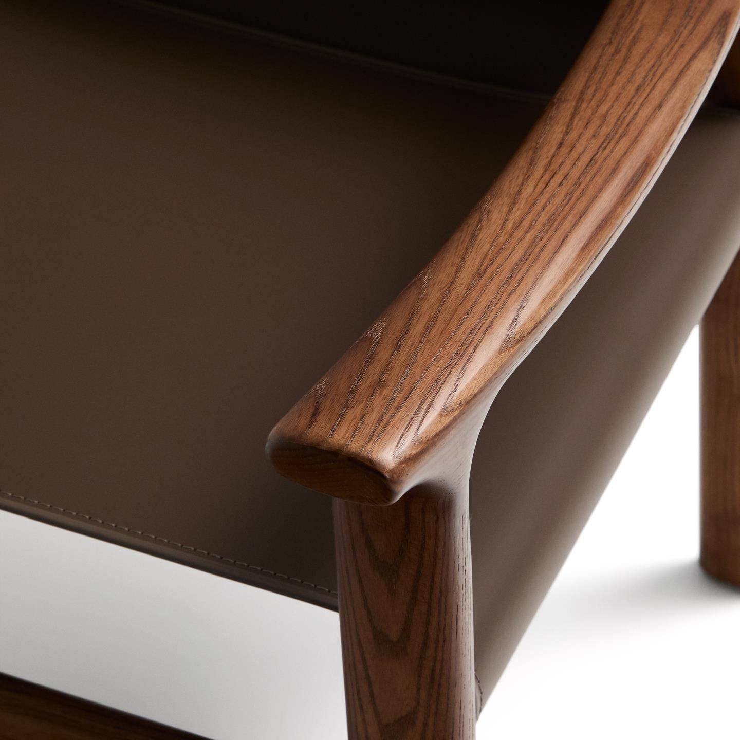 JAN chair in brown recycled leather with dark ash wood