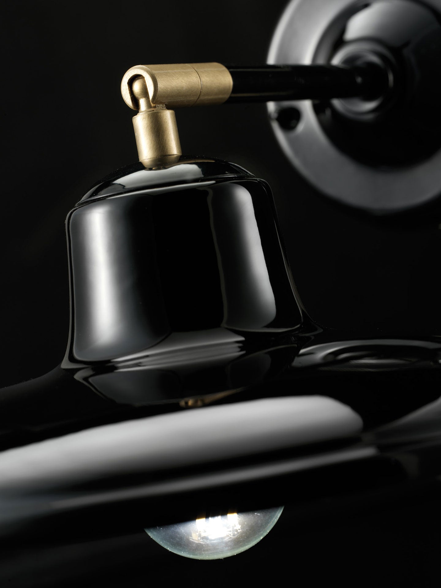 Nástěnná keramická lampa B&W černá s mosazným povrchem