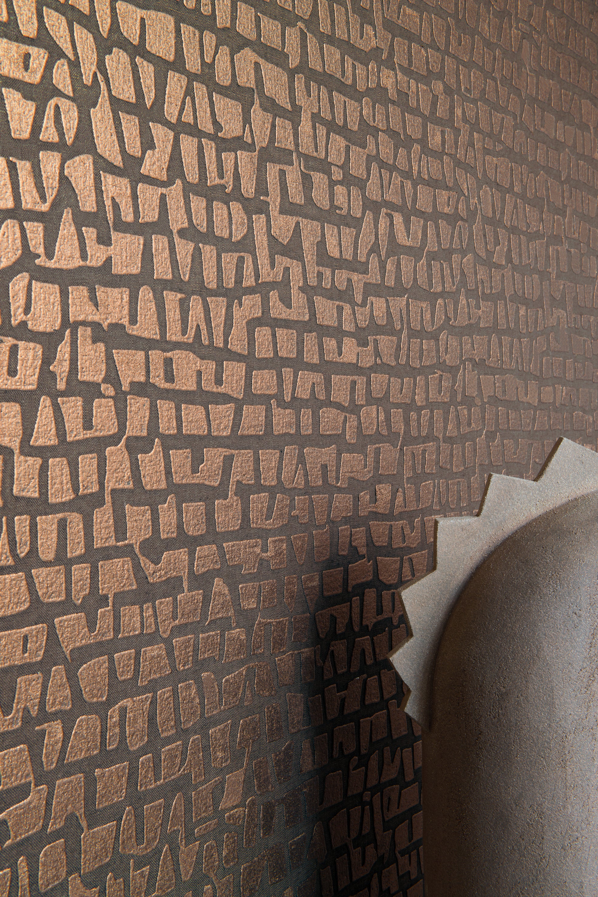 Structural textile wallpaper with abstract pattern SERTI - CRAIE OR sandy with gold