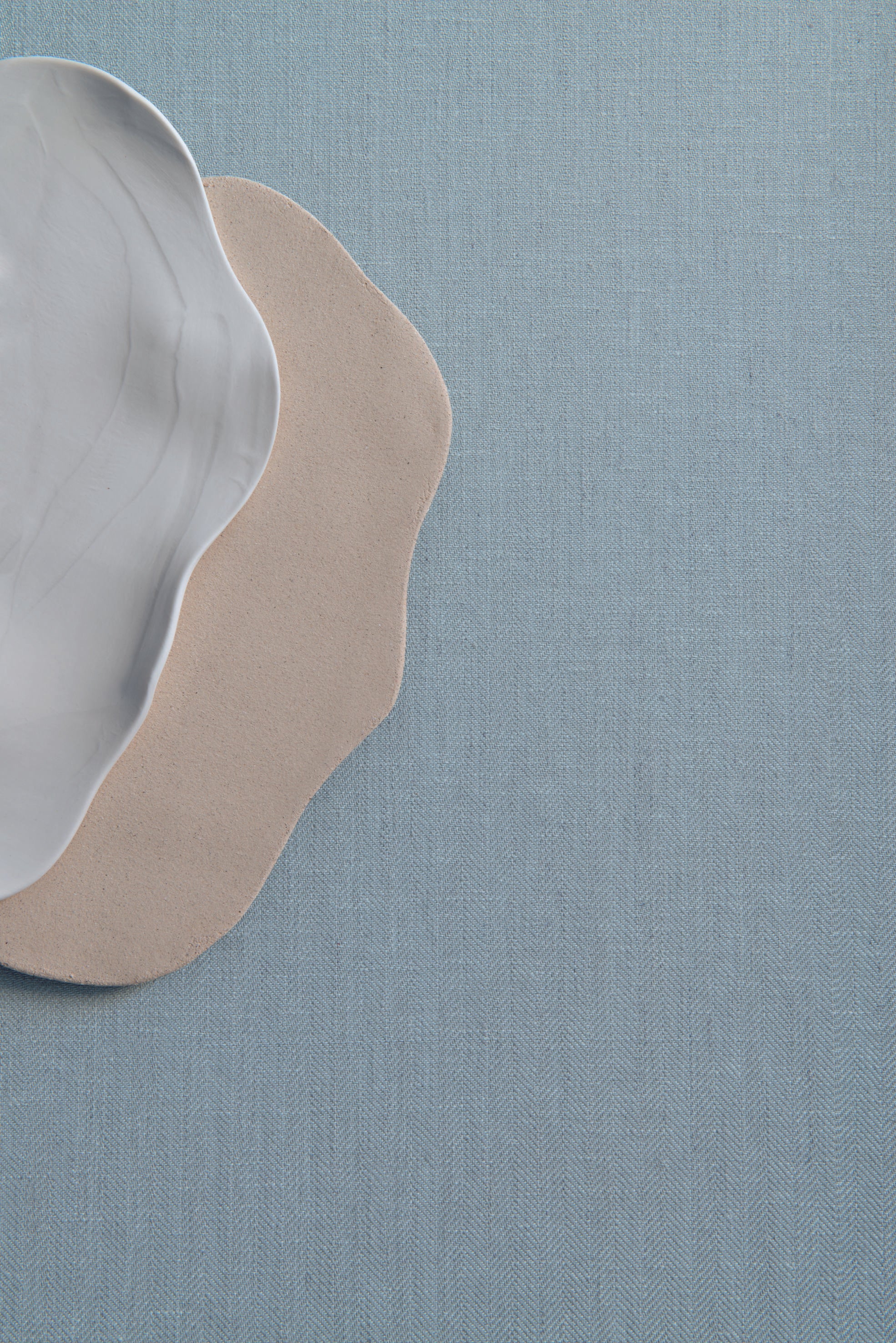 Structural textile wallpaper imitating herringbone VELIN - BLANC PÉTALE warm white