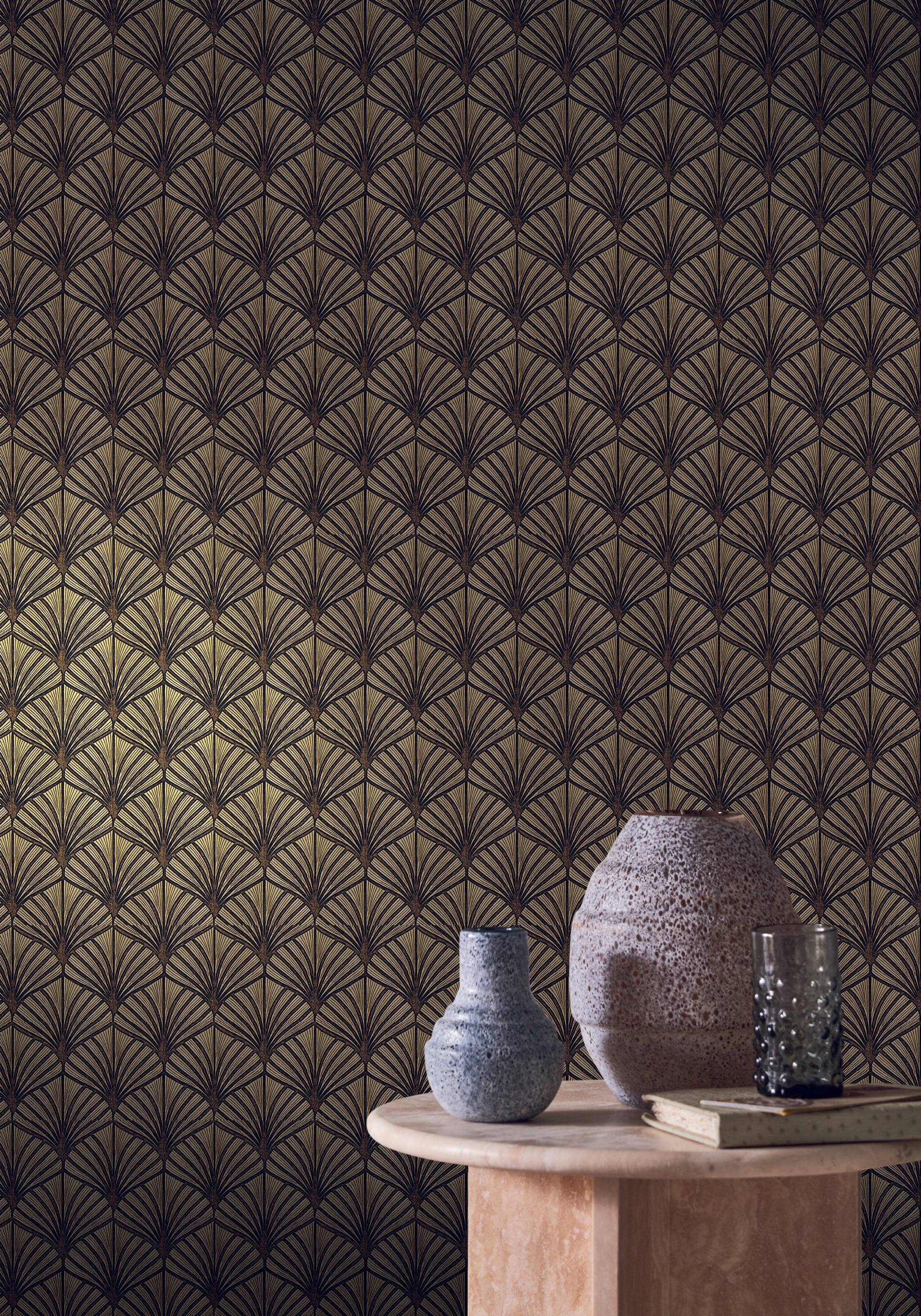 Metallic structural wallpaper with a plant leaf motif NEREIDES - NOIR/DORÉ black with gold