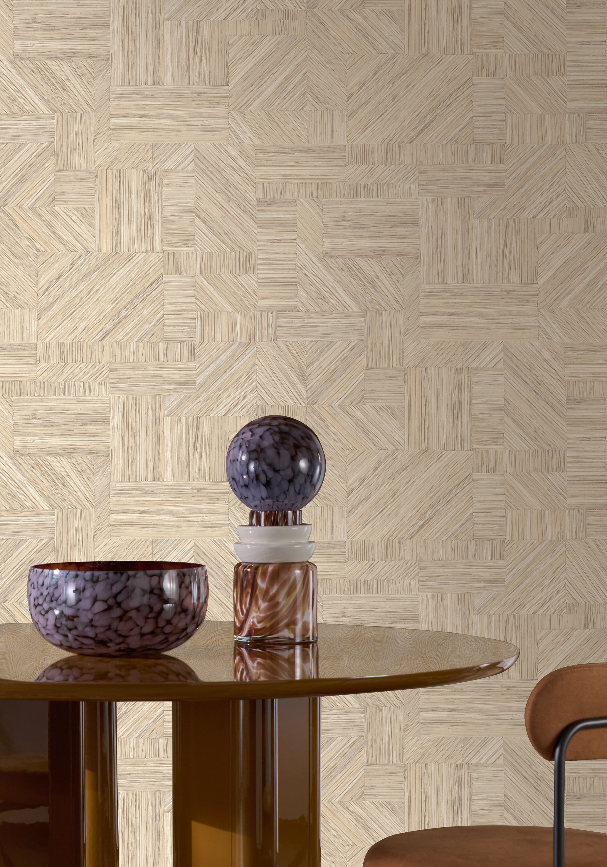 Strukturovaná geometrická tapeta napodobující slámový patchwork IMBRICATION - PAILLE tmavě béžová