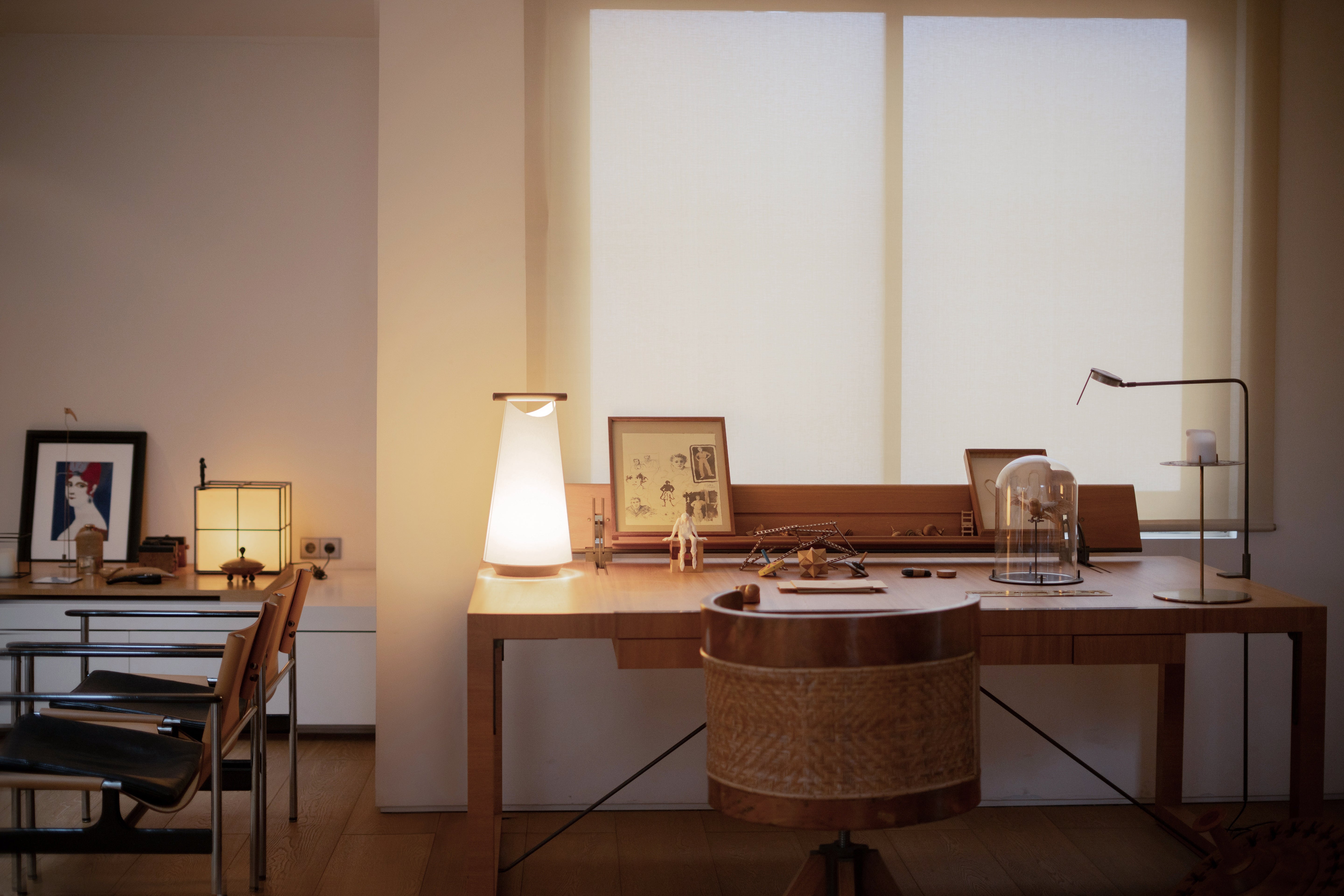 CATAY Table Lamp in White with Walnut Wood