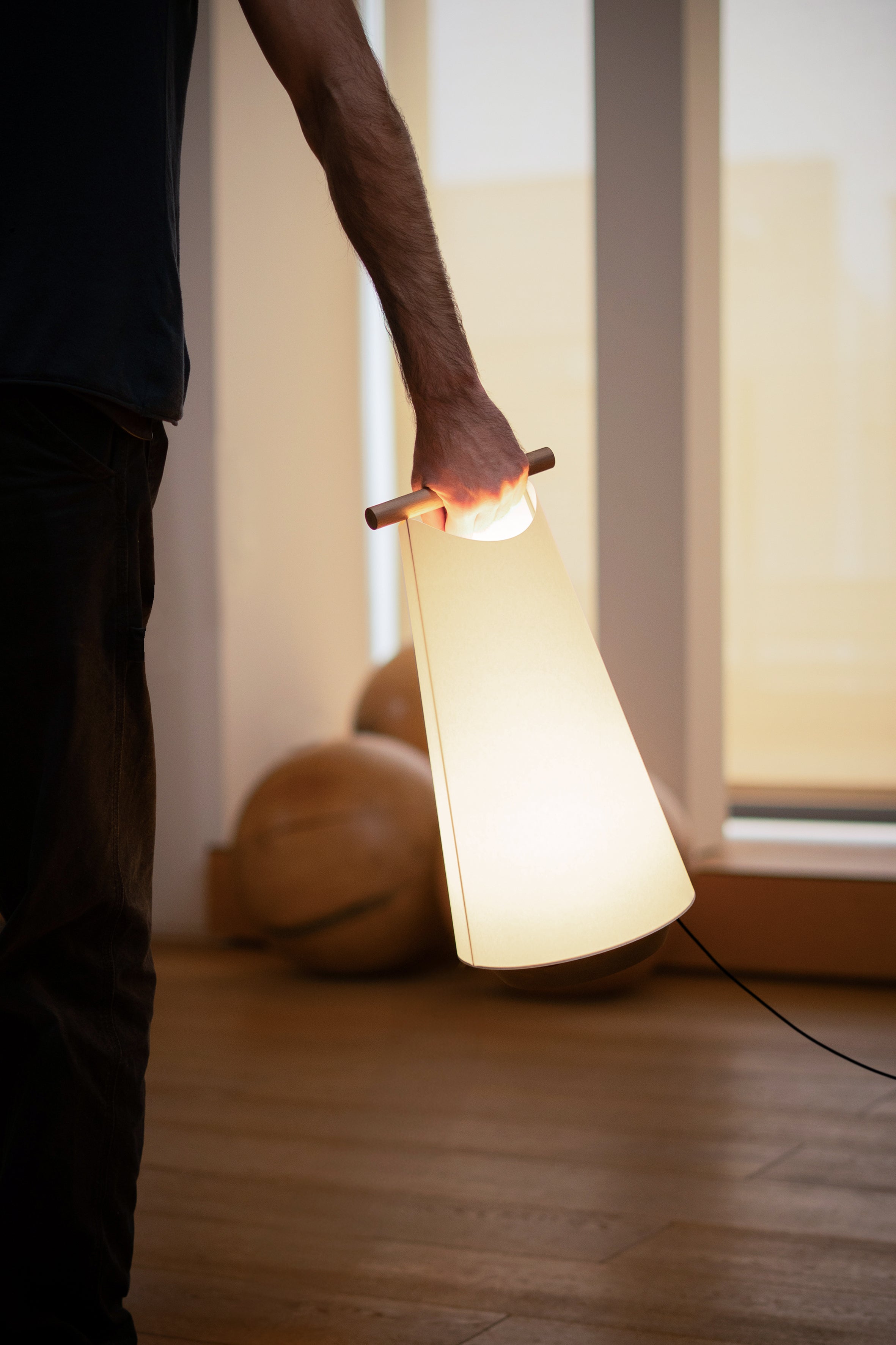 CATAY Table Lamp in White with Walnut Wood
