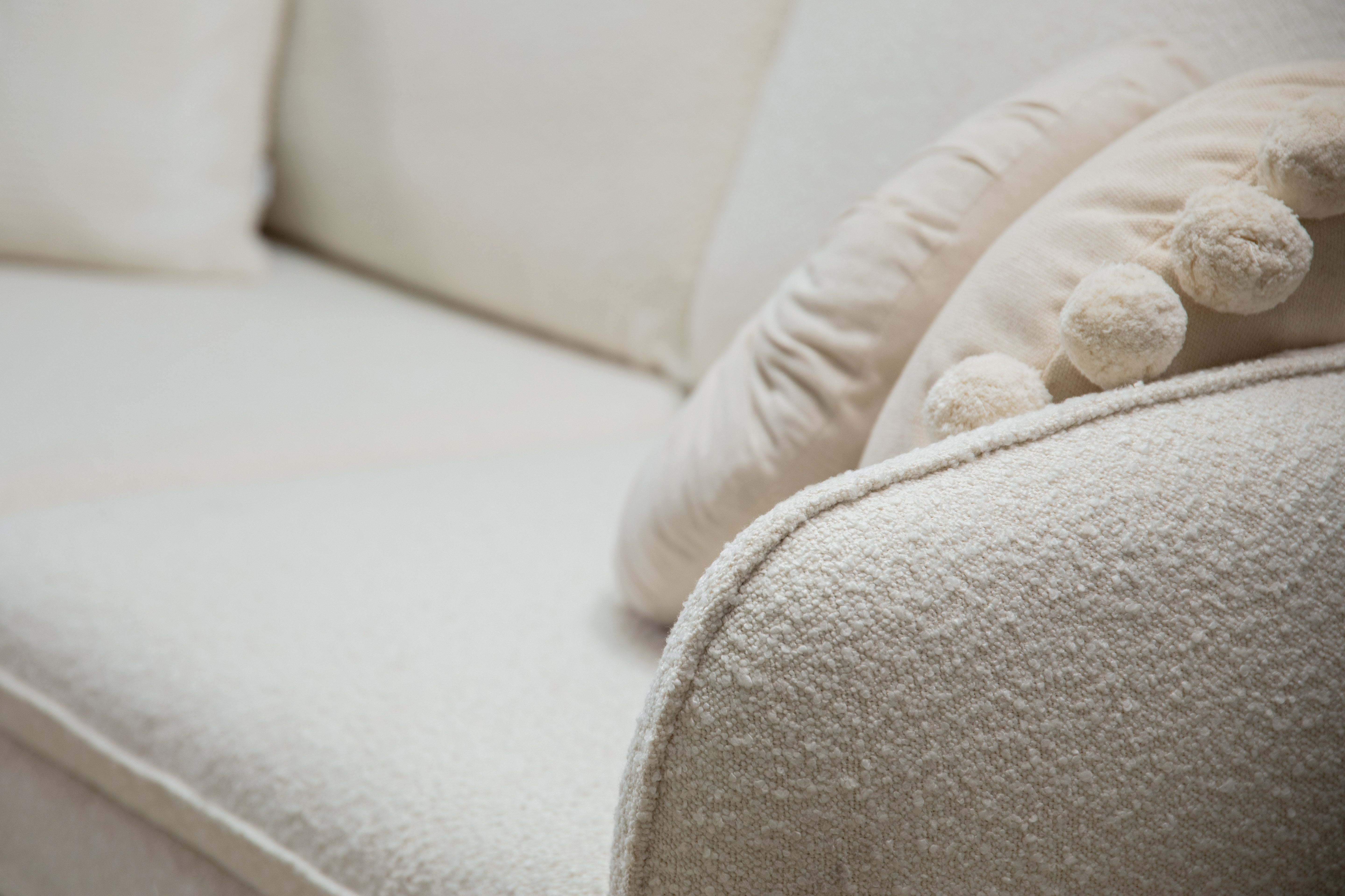 Rohová sedací souprava pro 6 osob levostranná VIENNA béžová boucle se zlatým podstavcem