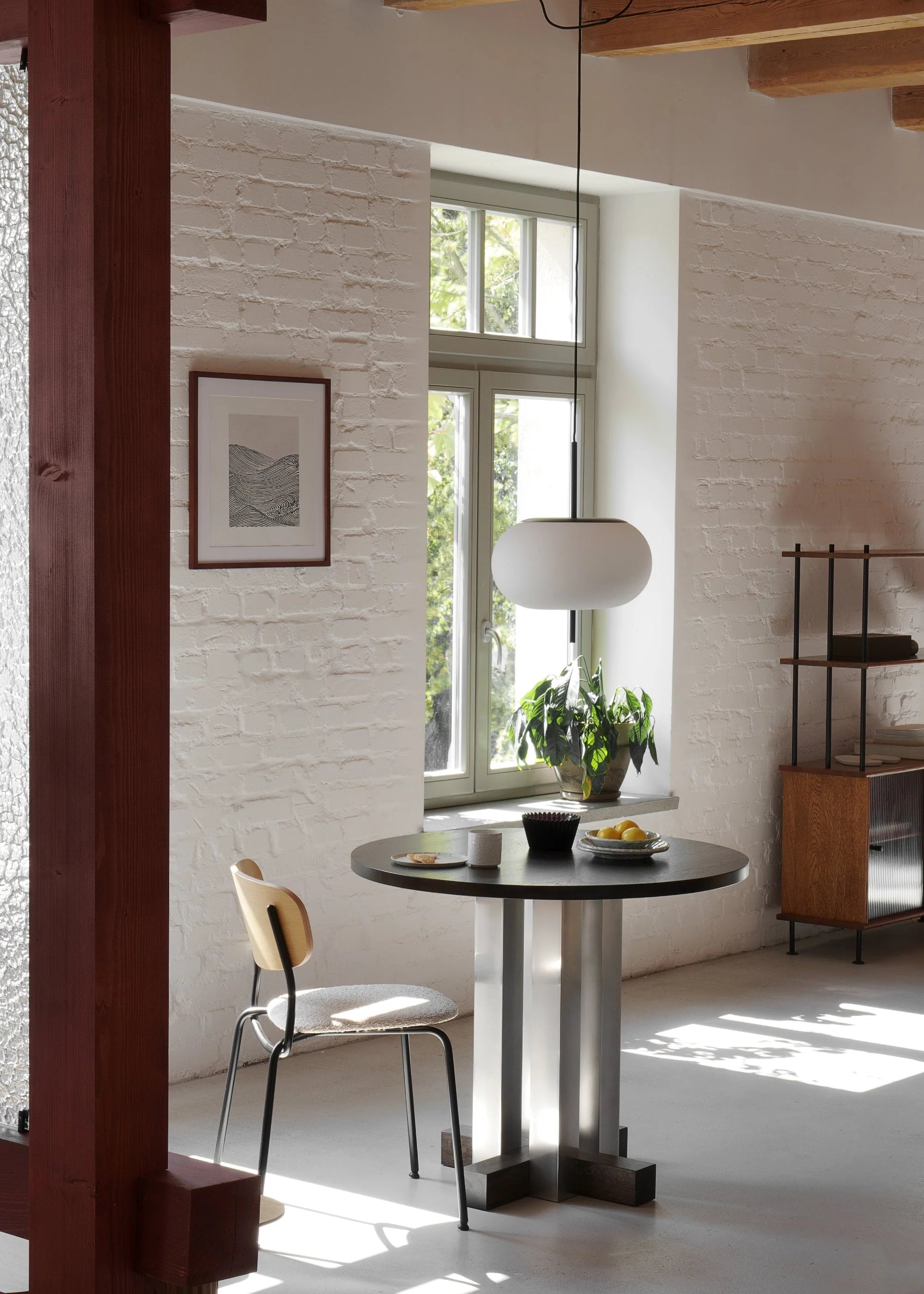 Kulatý stůl CRUZ z hliníku s dřevem z ebenového dubu