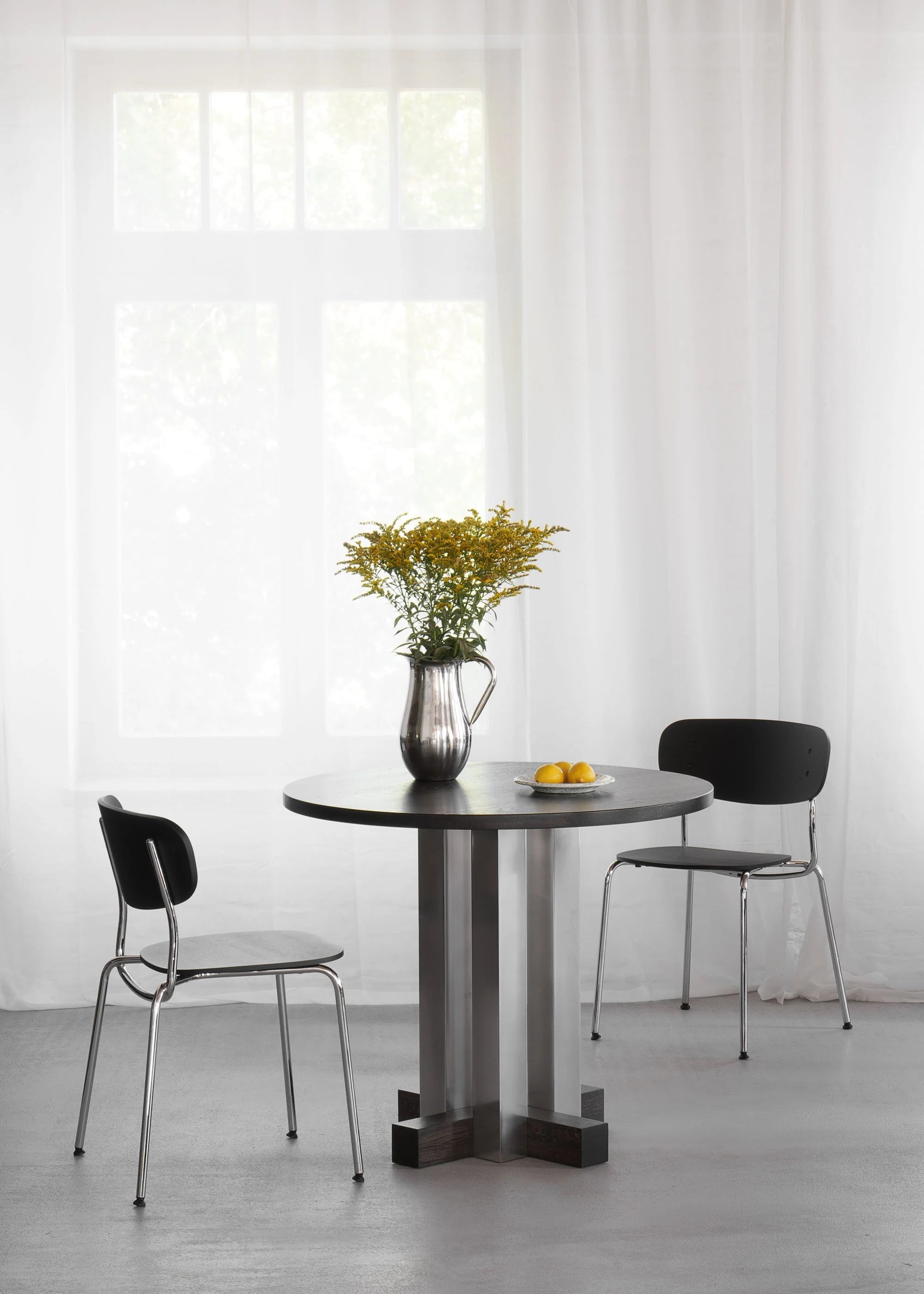 Kulatý stůl CRUZ z hliníku s dřevem z ebenového dubu