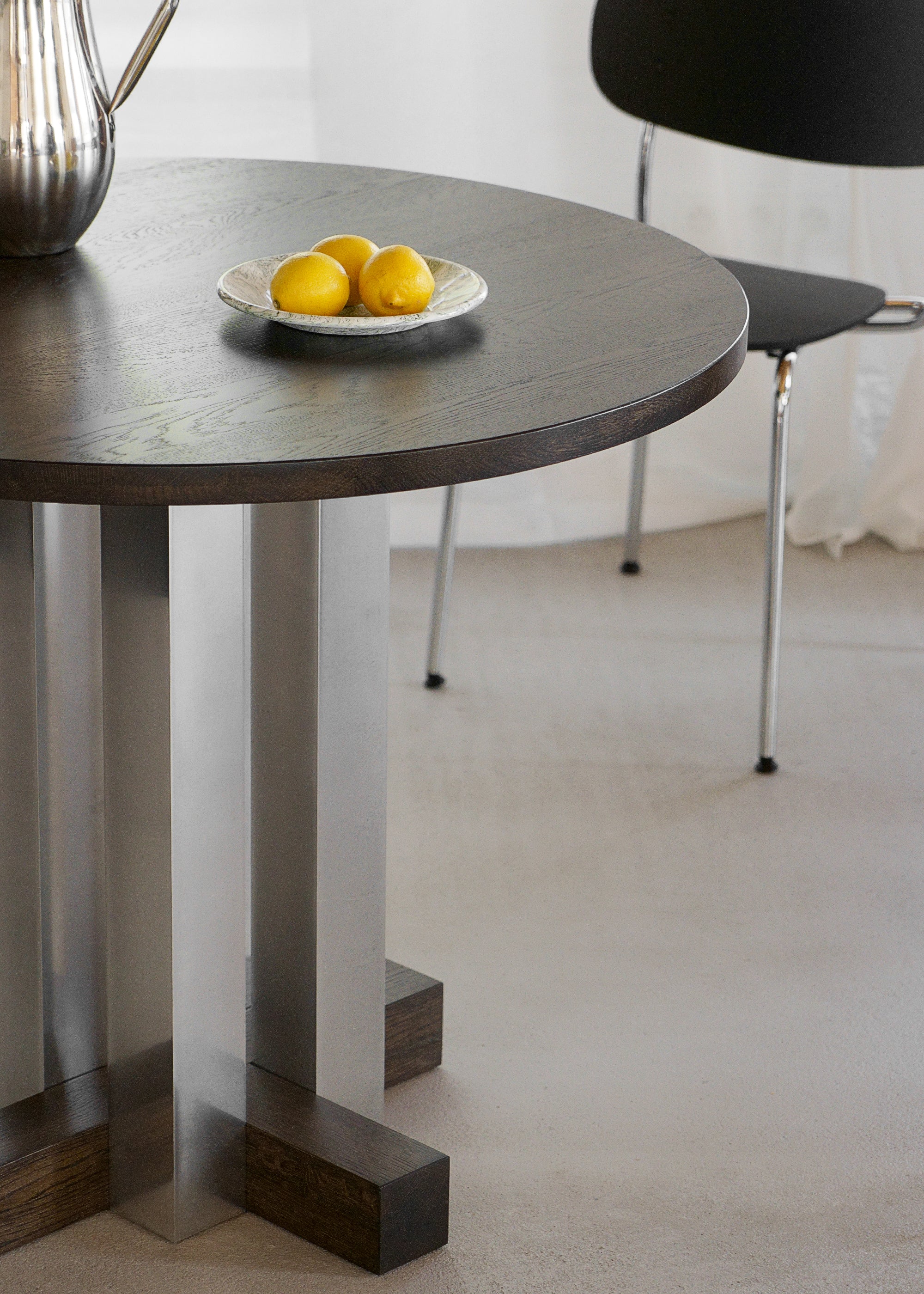 Kulatý stůl CRUZ z hliníku s dřevem z ebenového dubu