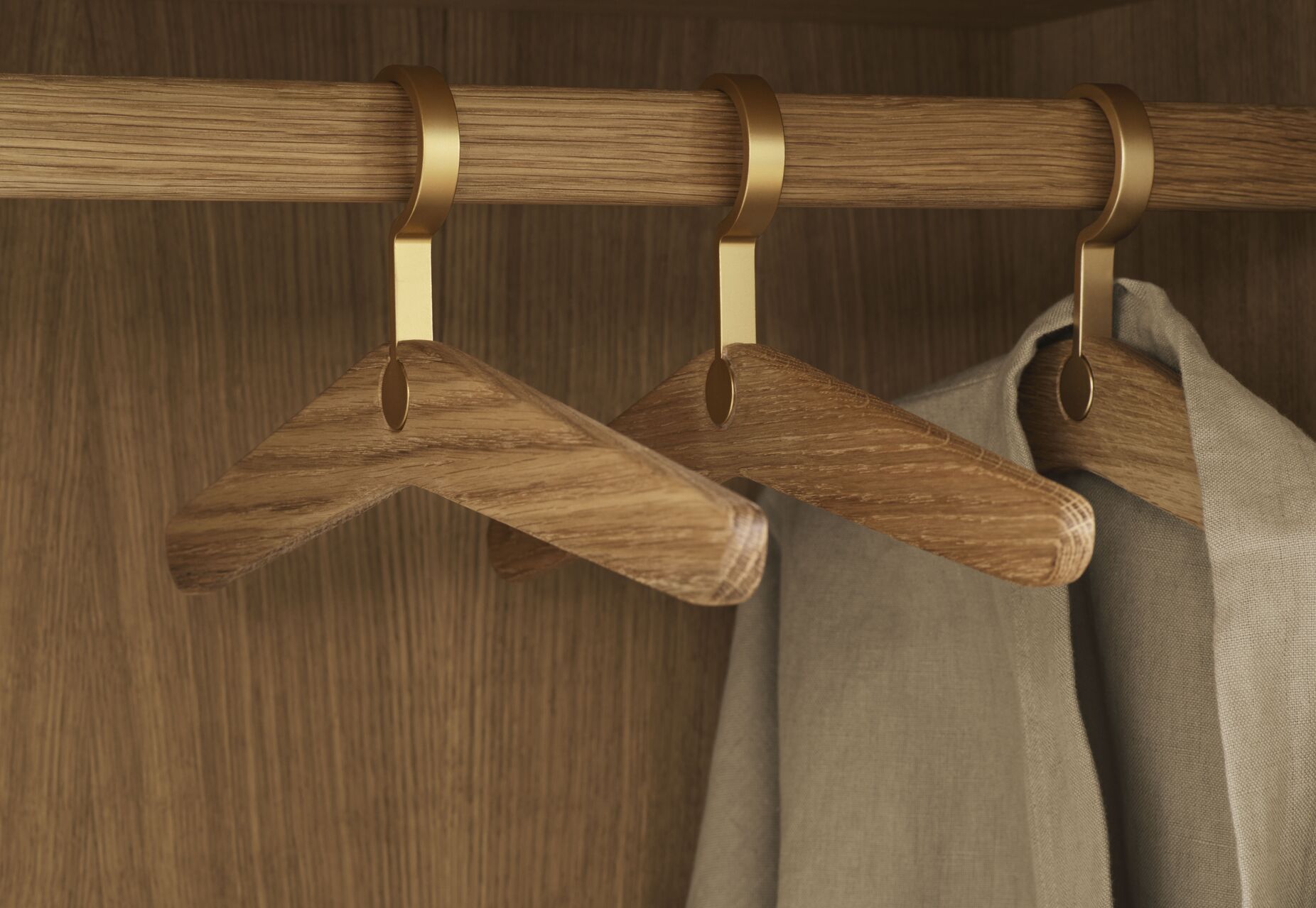 Skříň se skleněnými dveřmi CANA dubové dřevo