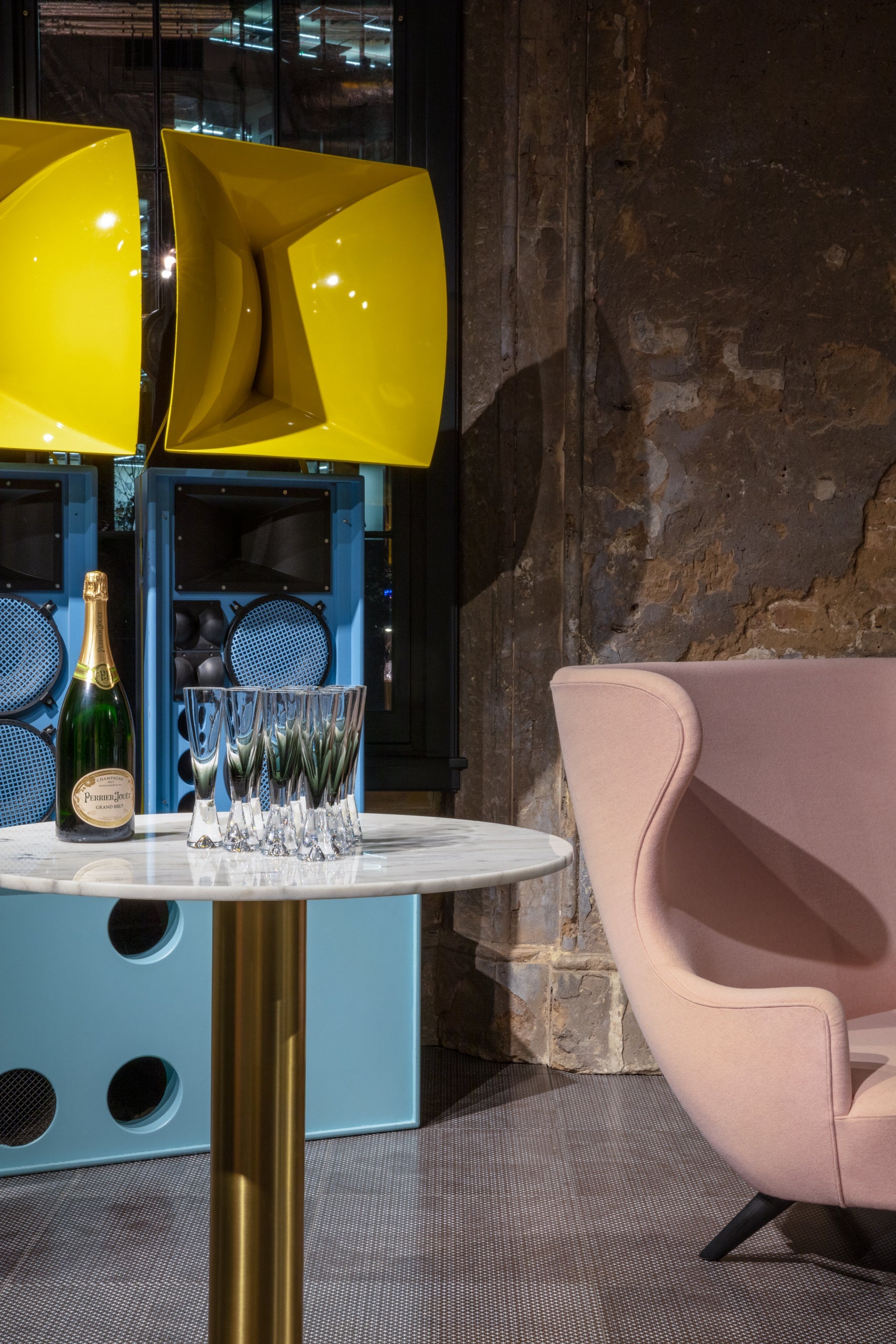 Set of champagne glasses tank black glass