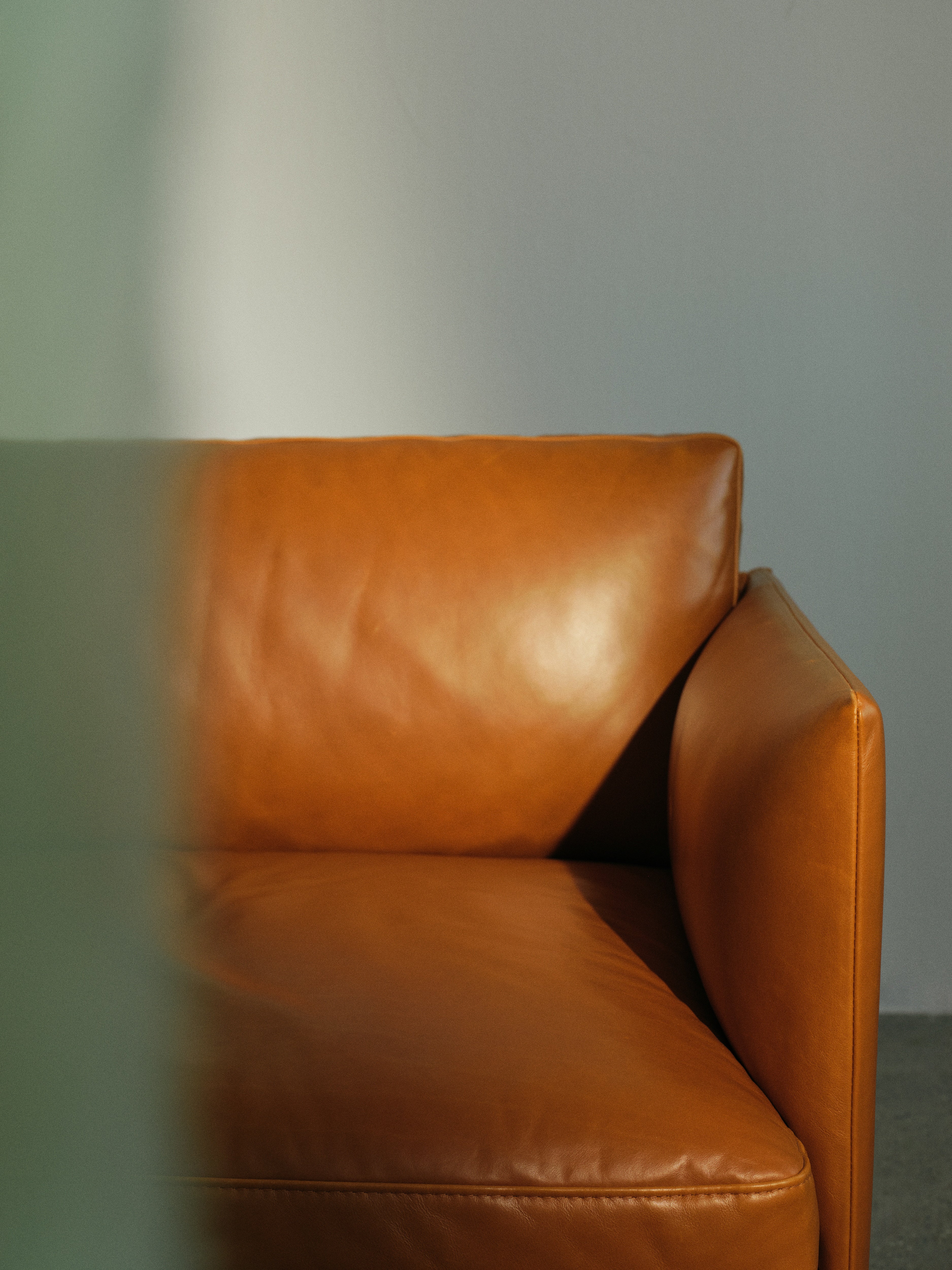 Sofa 2-osobová OUTLINE z koniakové kůže s černým podstavcem