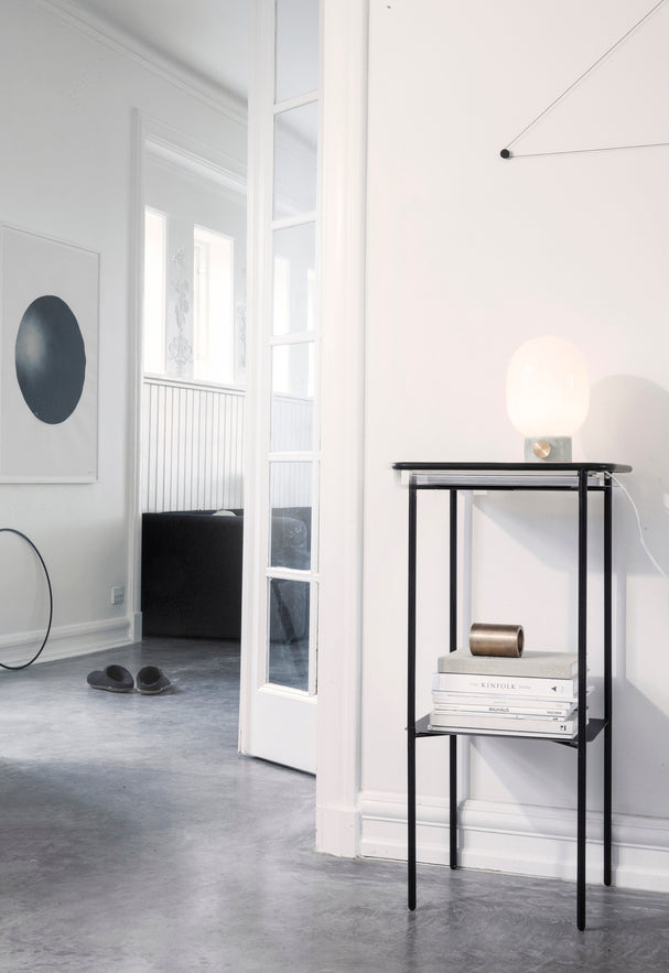 Stolní lampa JWDA z foukaného skla s krémovým podstavcem