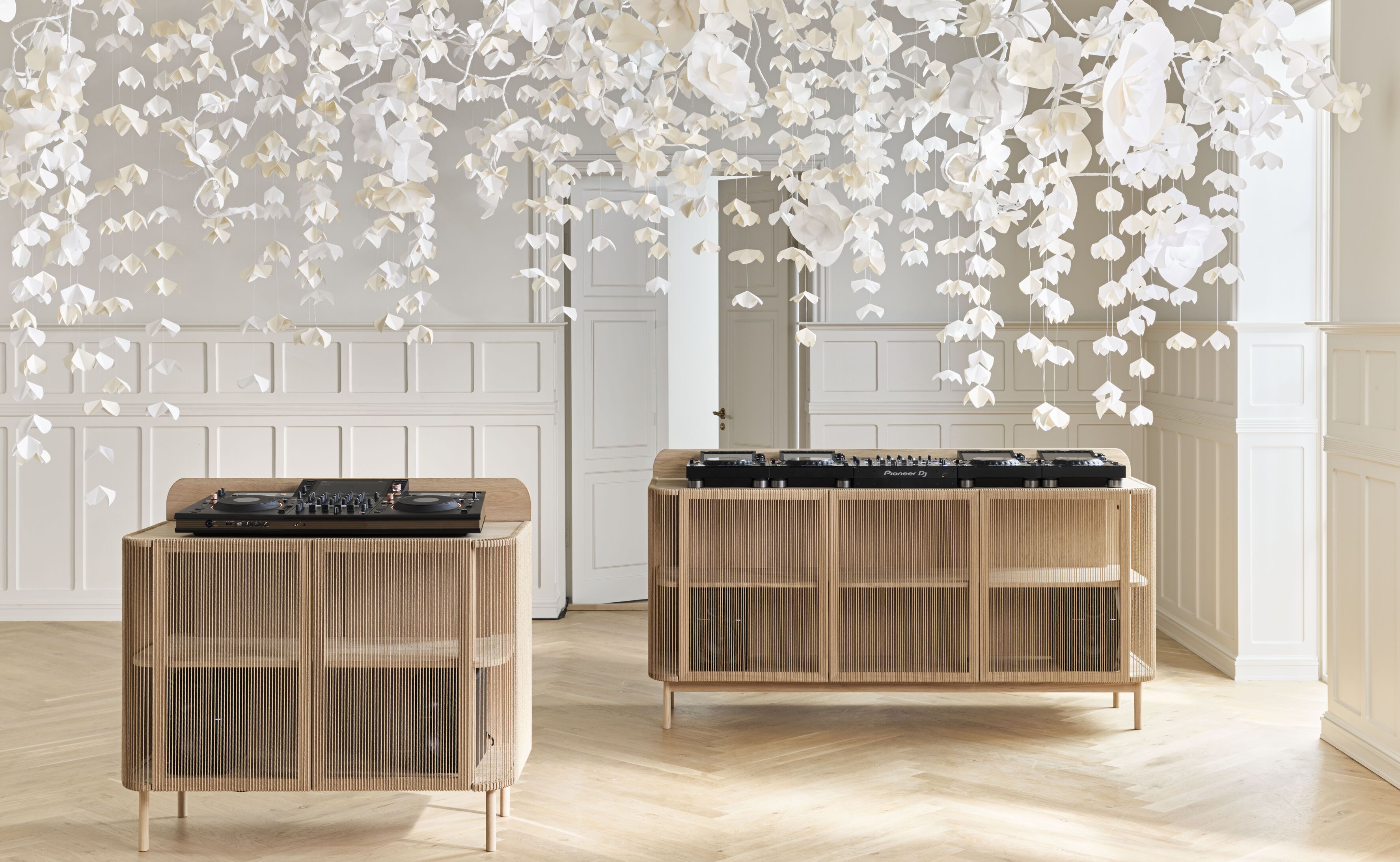 DJ konzole CORD bledě bílá dubová dřeva