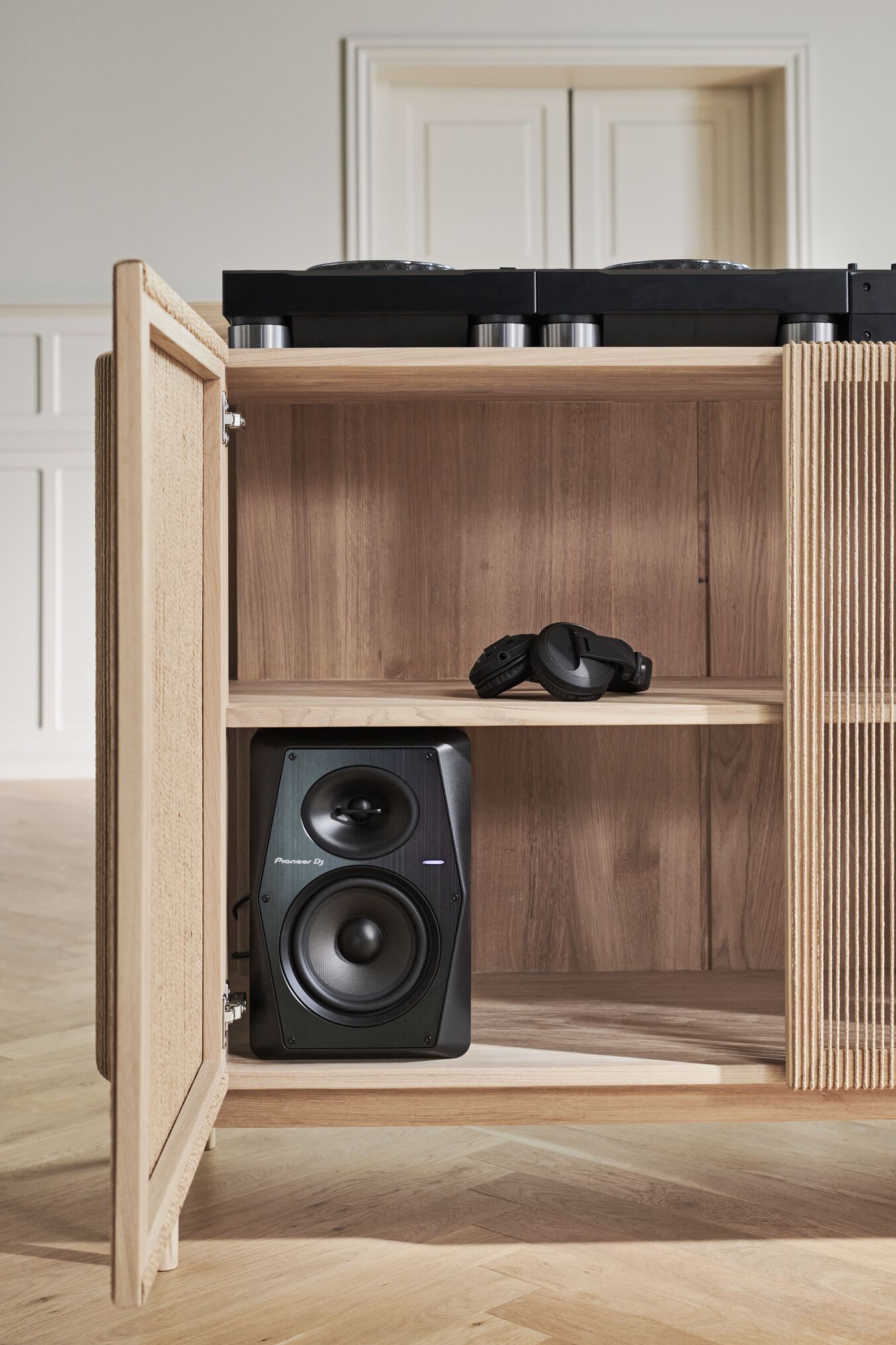 DJ konzole CORD bledě bílá dubová dřeva