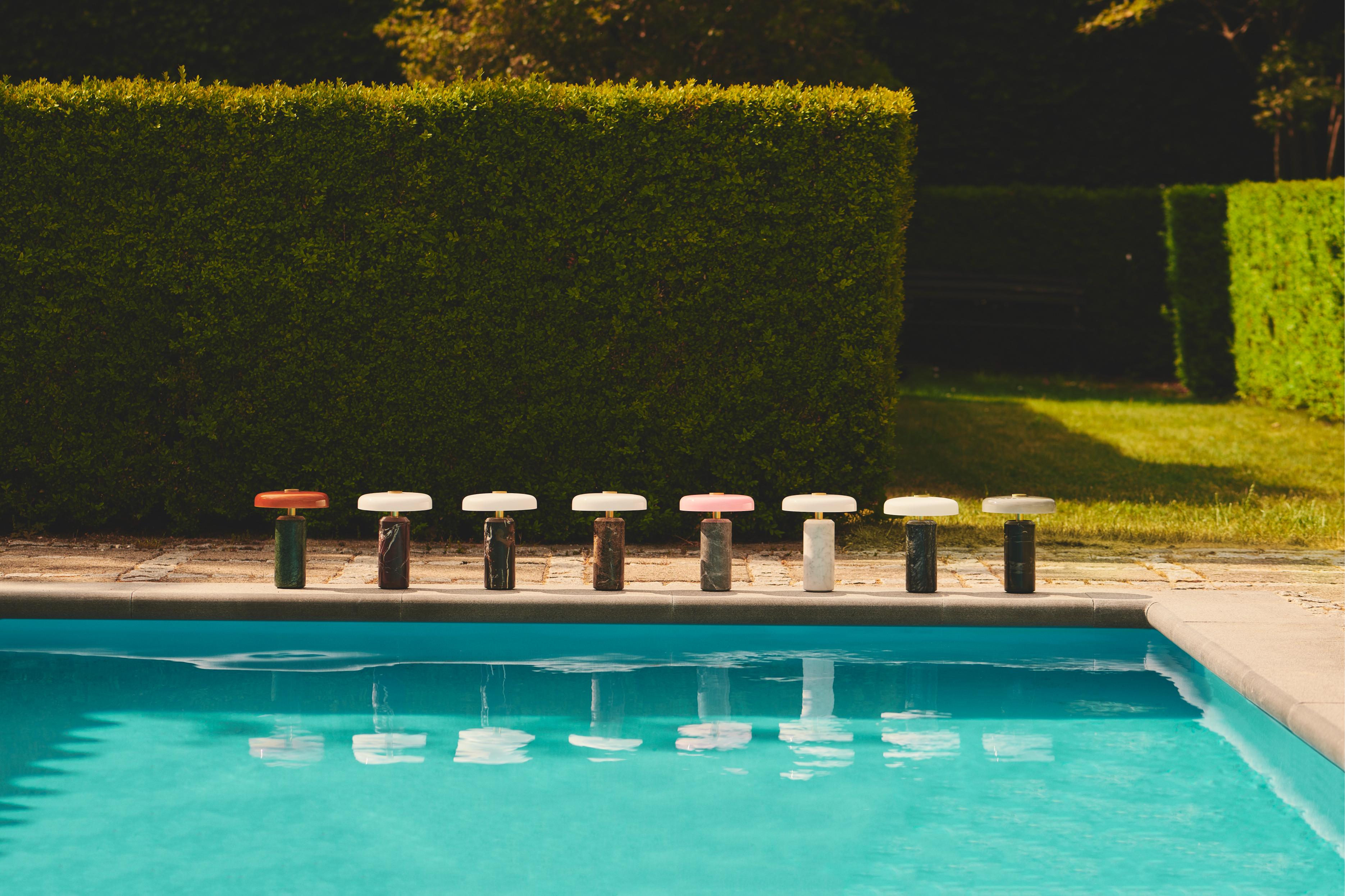 Přenosná lampa TRIP burgundová mramor s mléčně bílým sklem