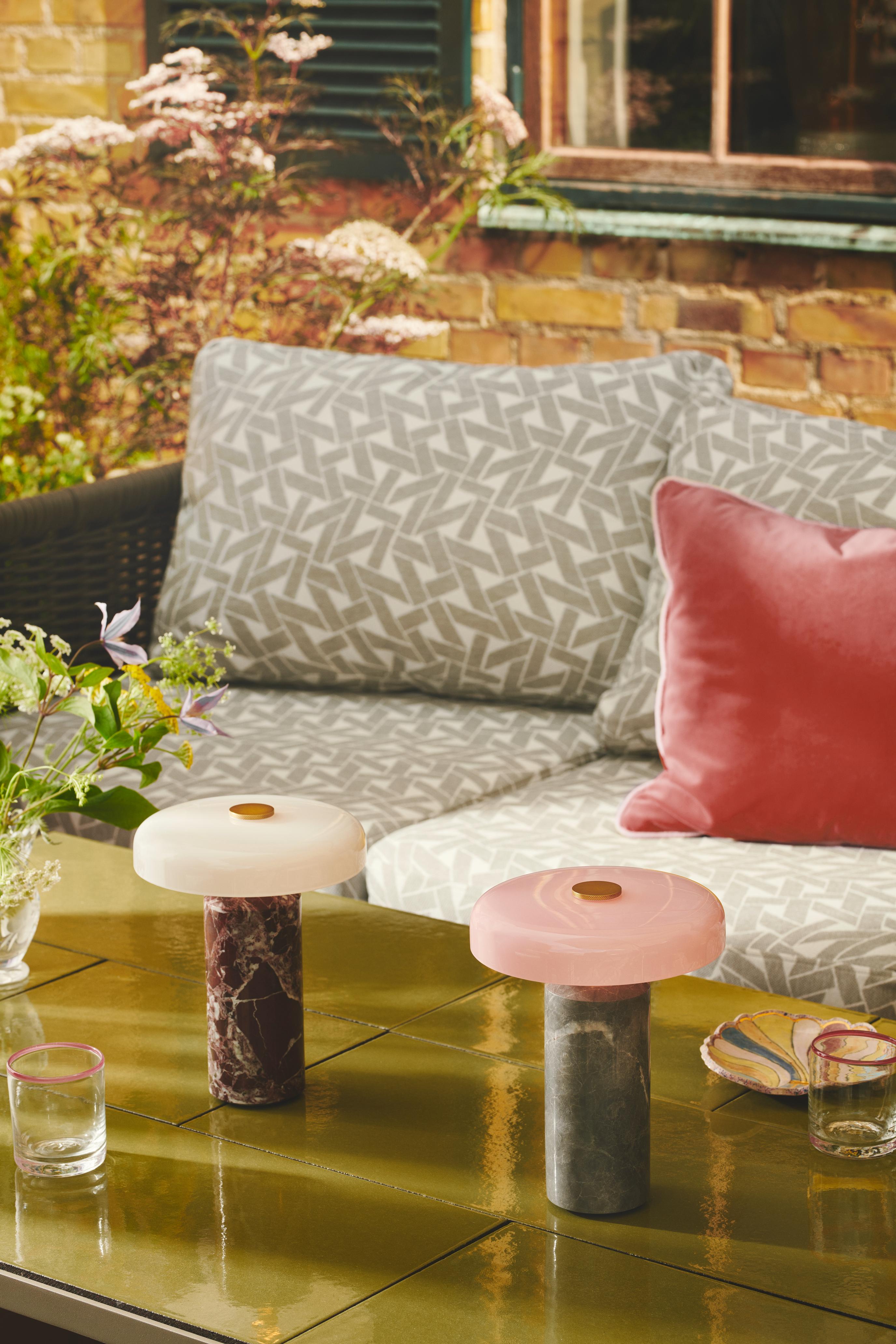 Přenosná lampa TRIP burgundová mramor s mléčně bílým sklem