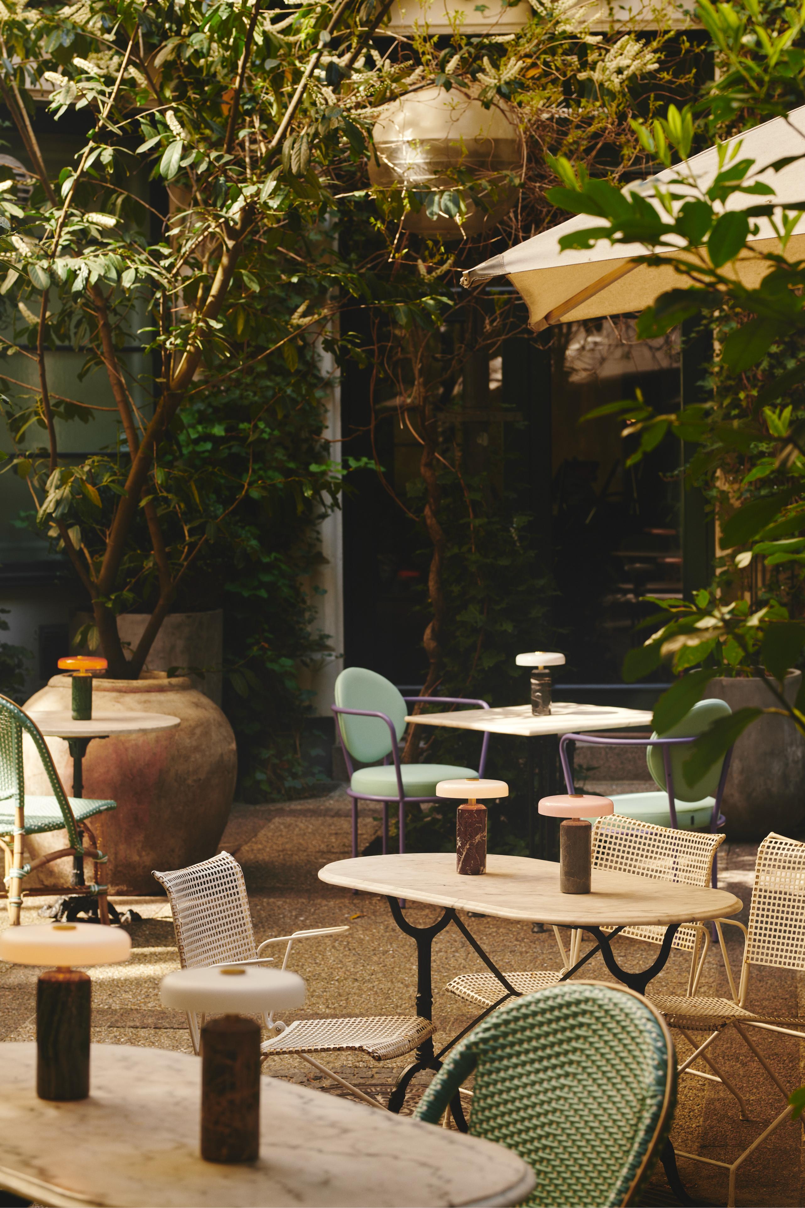 Přenosná lampa TRIP burgundová mramor s mléčně bílým sklem