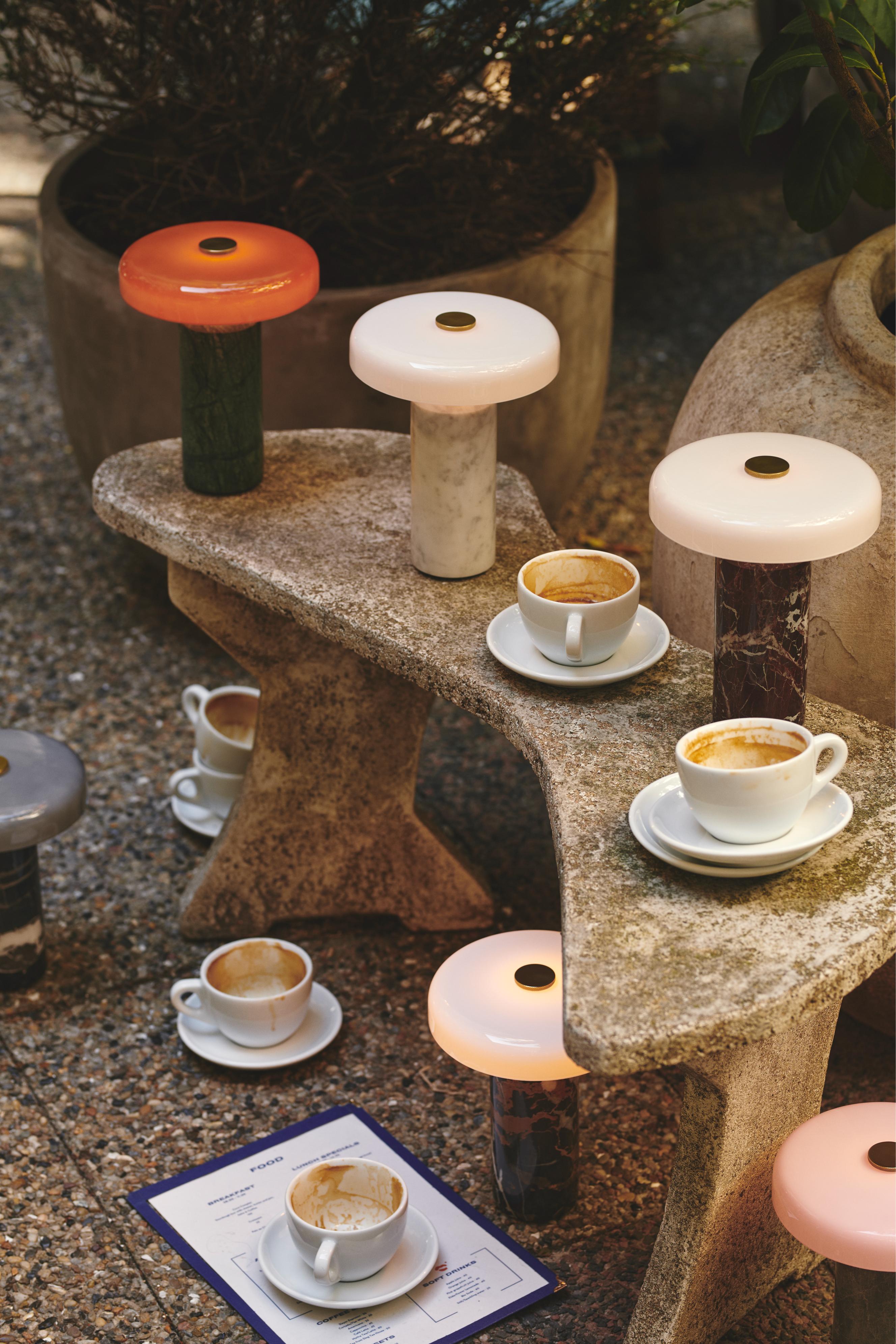 Přenosná lampa TRIP zelený mramor s jantarovým sklem