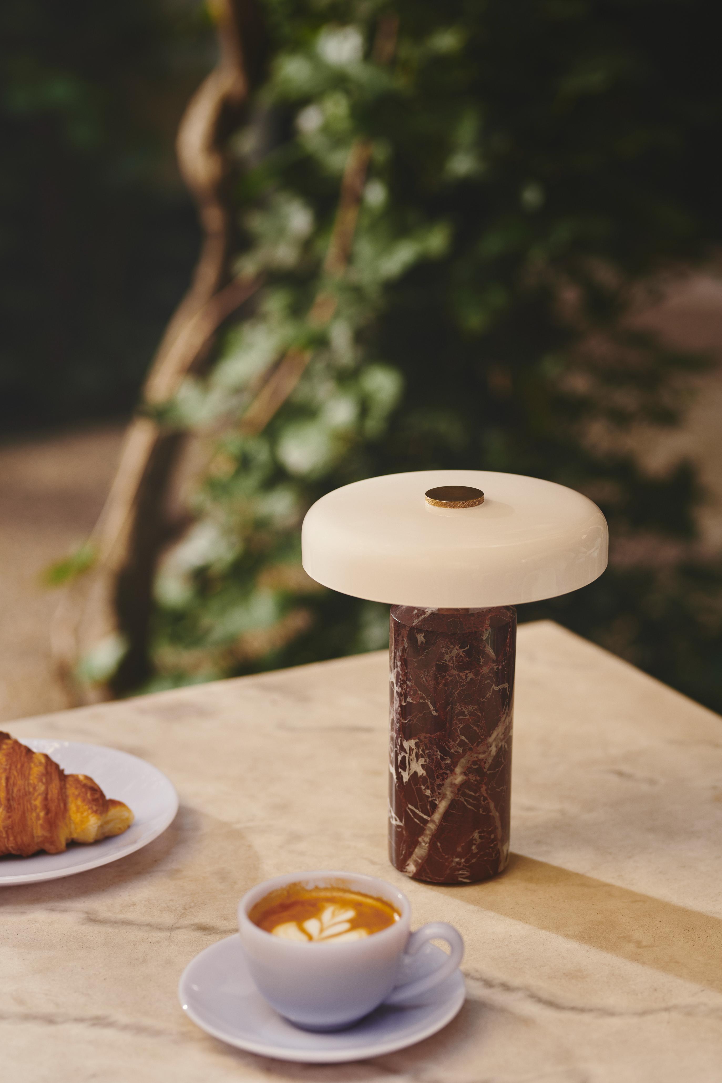 Přenosná lampa TRIP burgundová mramor s mléčně bílým sklem