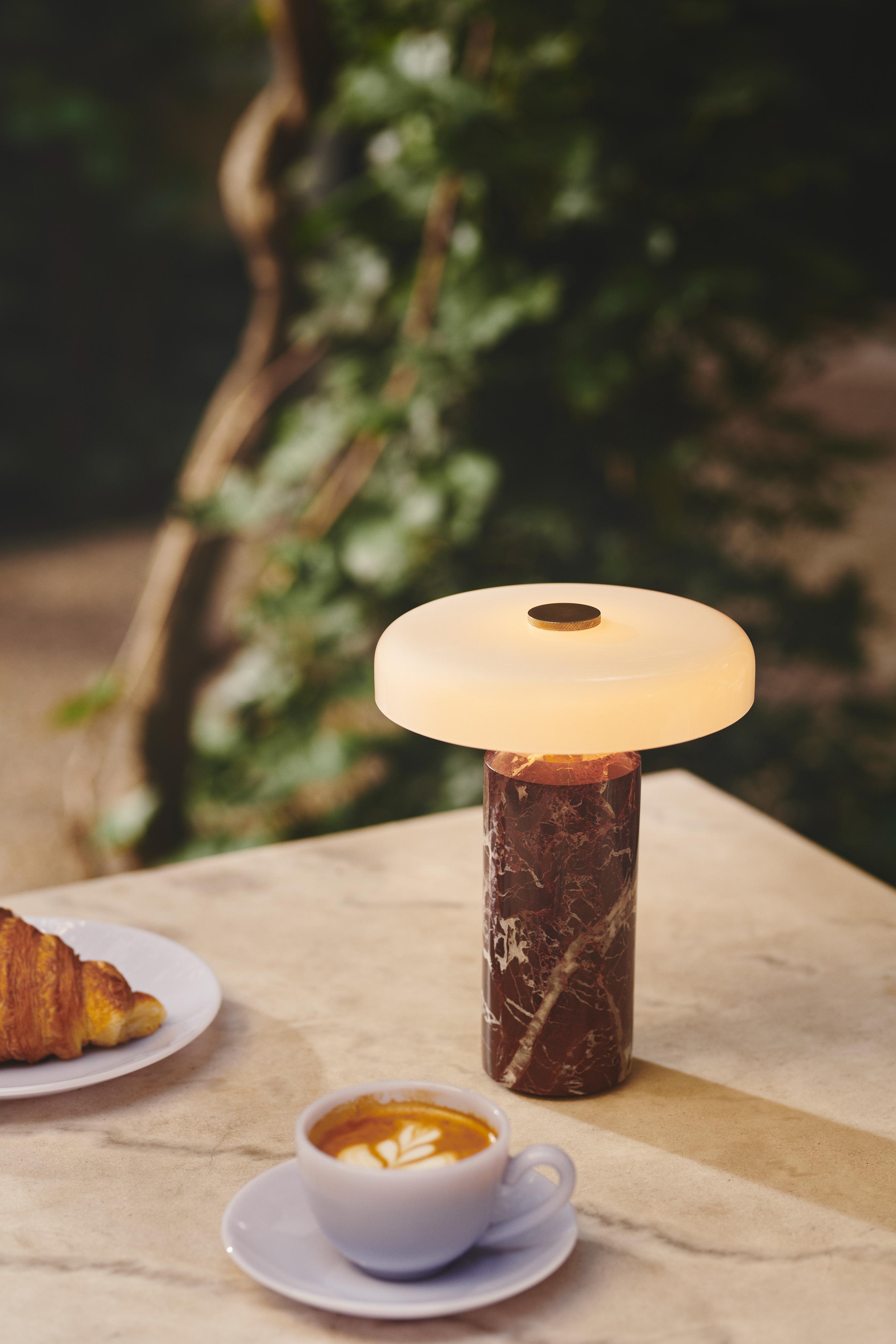 Přenosná lampa TRIP burgundová mramor s mléčně bílým sklem